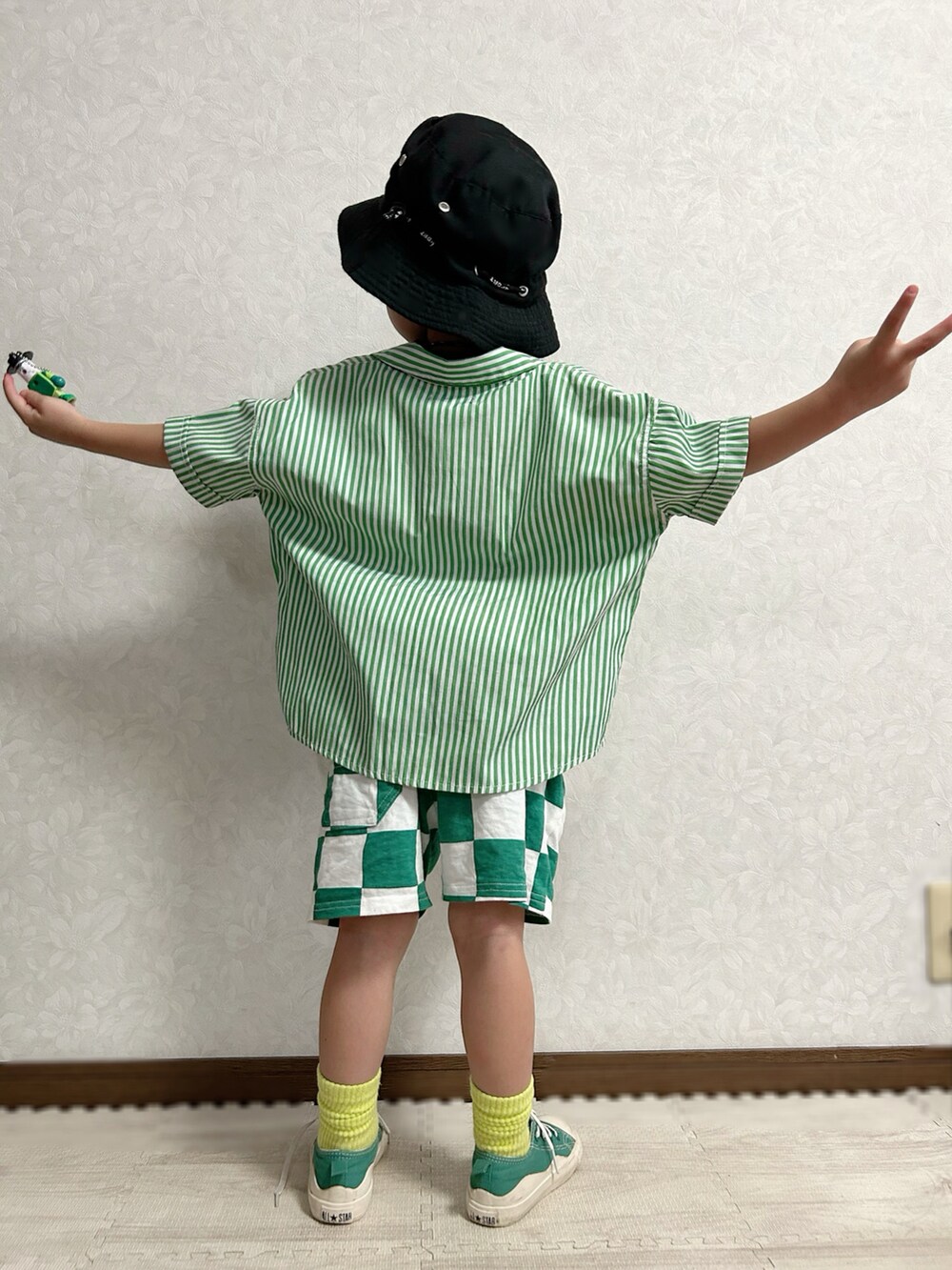 ベージュ系のタンクトップ、グリーン系のシャツ/ブラウス、グリーン系のパンツを着用したキッズの夏コーディネートの5枚目の写真