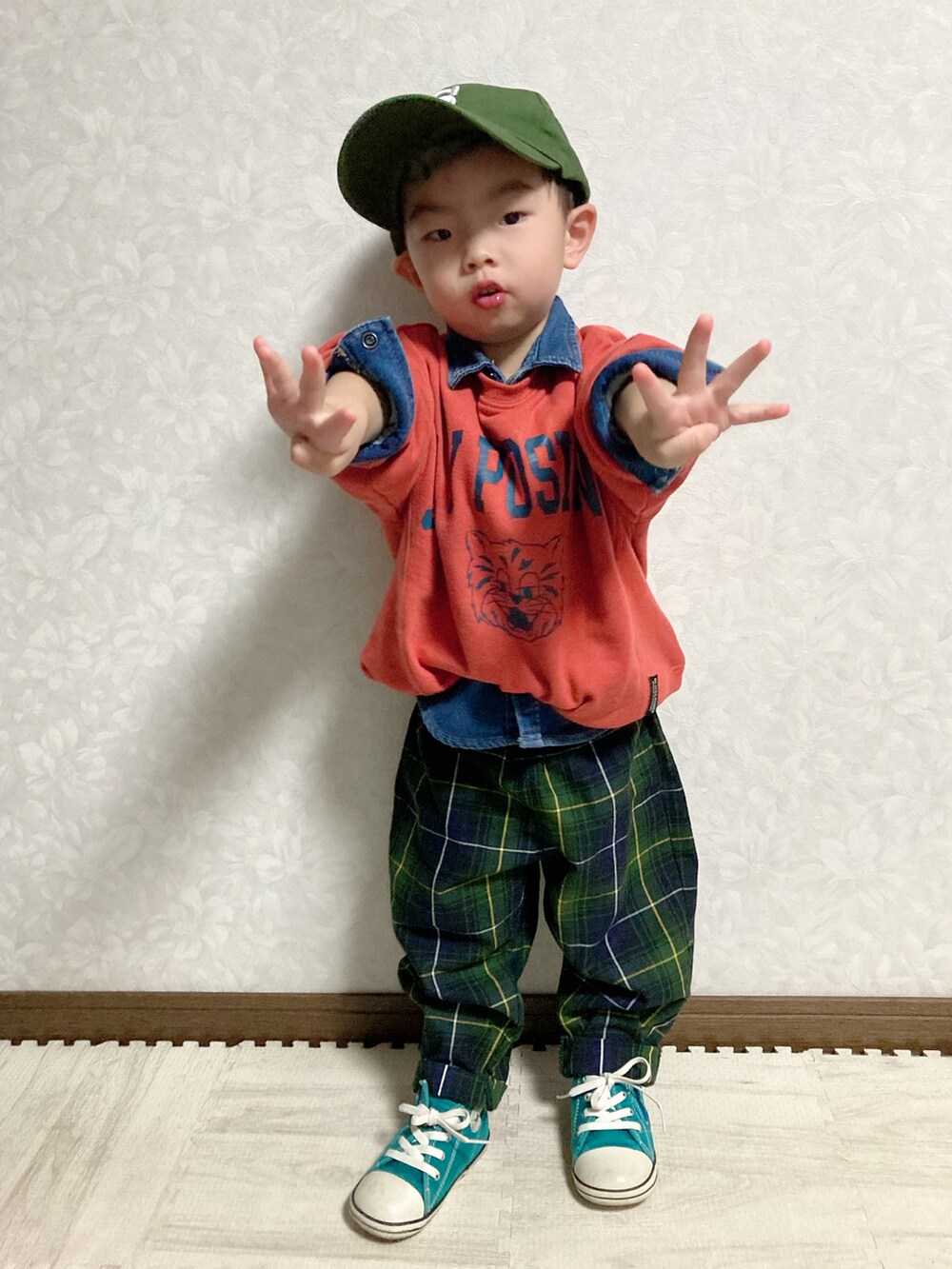 「お誕生日おめでとう!、コンバース、レイヤードスタイル、キャップ、チェックパンツ、チェッカーず2022、スウィーツ同盟会、第2回おそろであそぼ、GU、スニーカー、ビビッドカラー、プチプラ、ロゴスウェット、チェック、シンプルコーデ」|「DAISOのアイテム(キャップ、グリーン系)」を使った、lenlen23さん(キッズ・90cm)の秋コーディネートの2枚目の写真