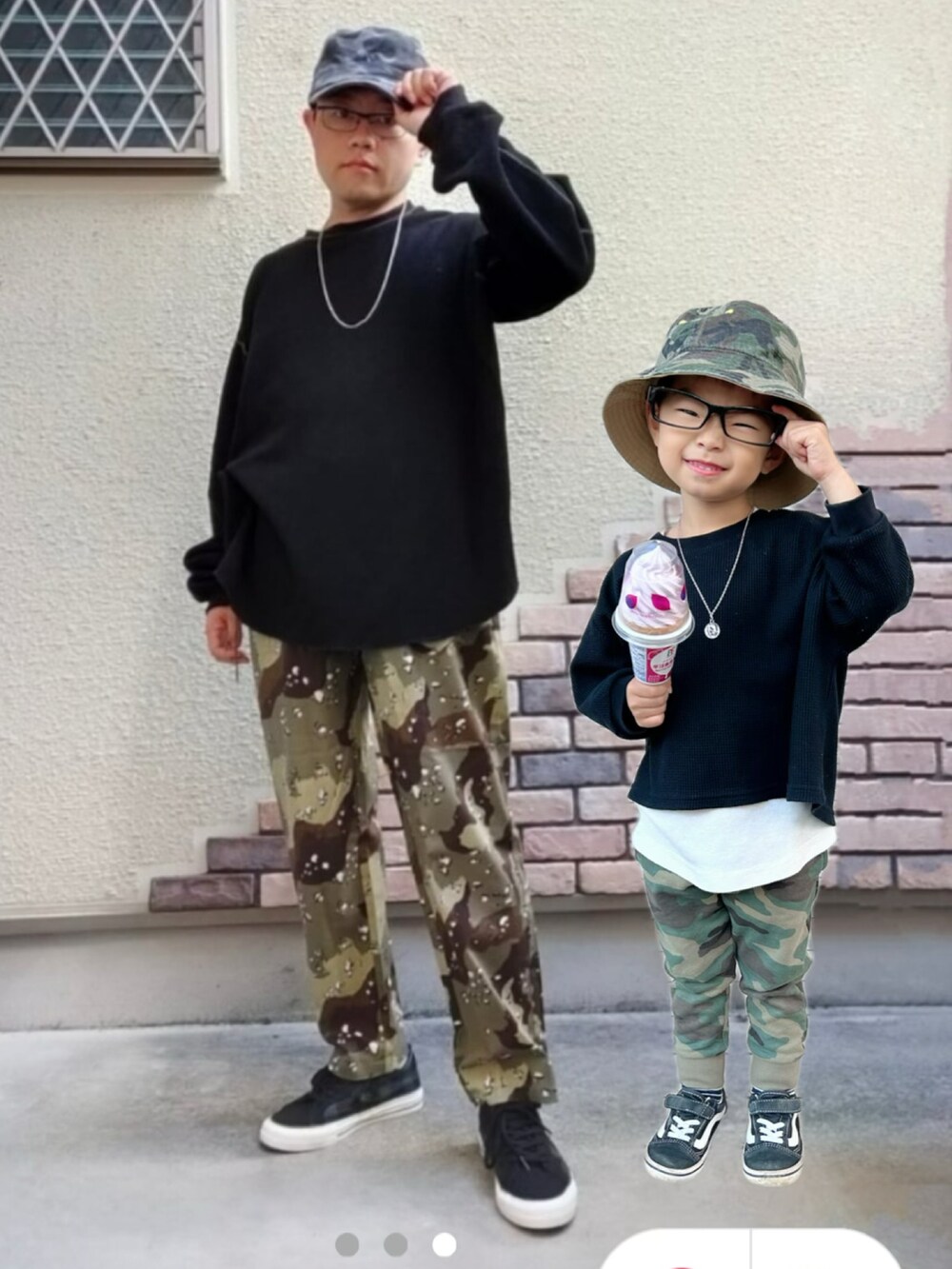 ブラック系のTシャツ/カットソー、ブラック系のTシャツ/カットソー、その他のスウェットパンツを着用したキッズの秋コーディネートの2枚目の写真