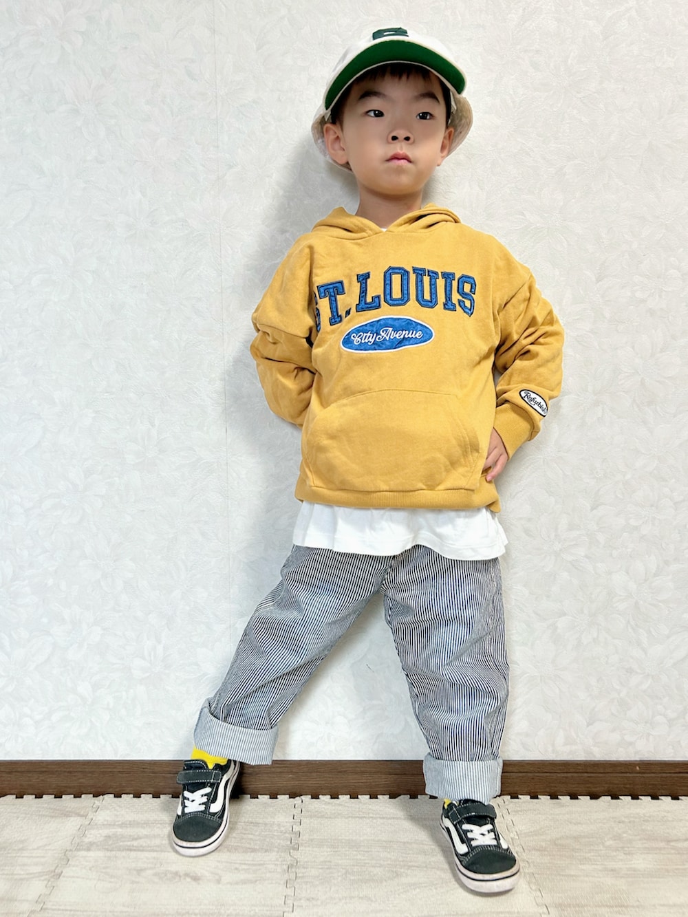 ホワイト系のTシャツ/カットソー、イエロー系のパーカー、その他のサロペット/オーバーオールを着用したキッズの秋コーディネートの4枚目の写真