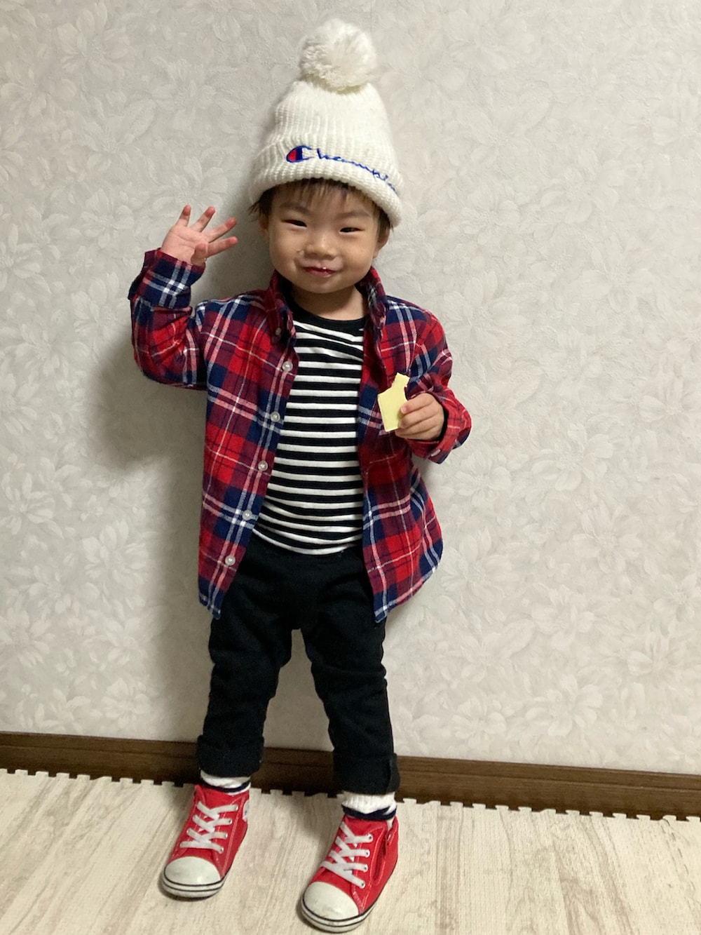 レッド系のシャツ/ブラウス、ホワイト系のスニーカー、ホワイト系のTシャツ/カットソーを着用したキッズの冬コーディネートの5枚目の写真