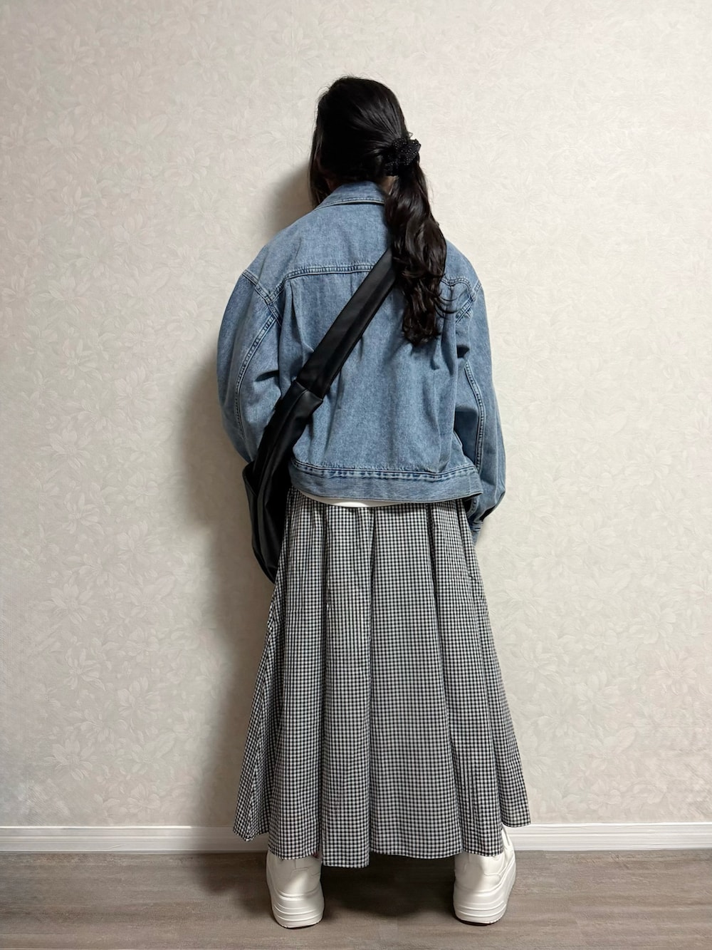 ホワイト系のTシャツ/カットソー、ピンク系のカーディガン/ボレロ、ブルー系のデニムジャケットを着用したキッズの春コーディネートの2枚目の写真