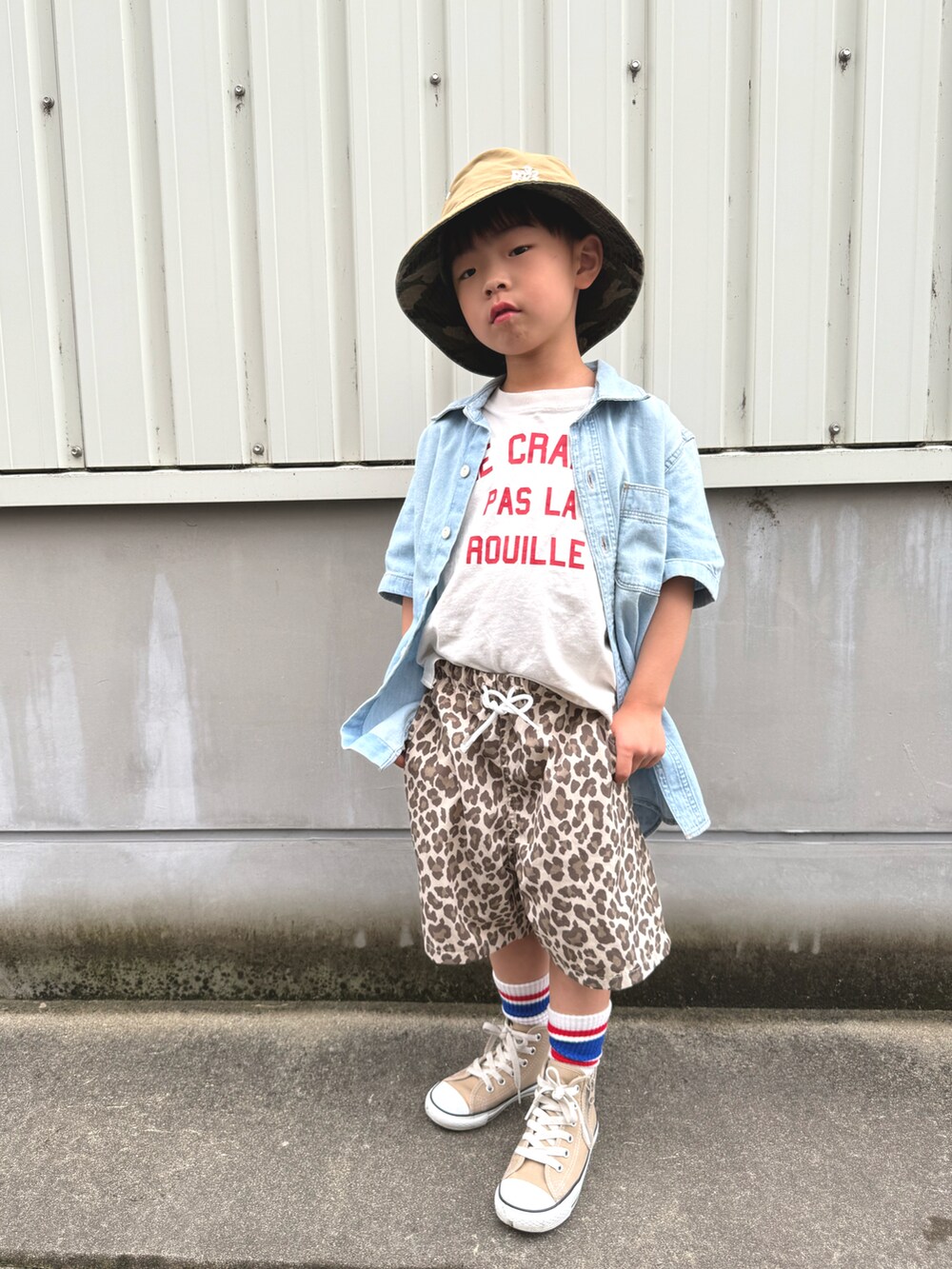 ホワイト系のTシャツ/カットソー、ブルー系のシャツ/ブラウス、ベージュ系のその他パンツを着用したキッズの春コーディネートの3枚目の写真