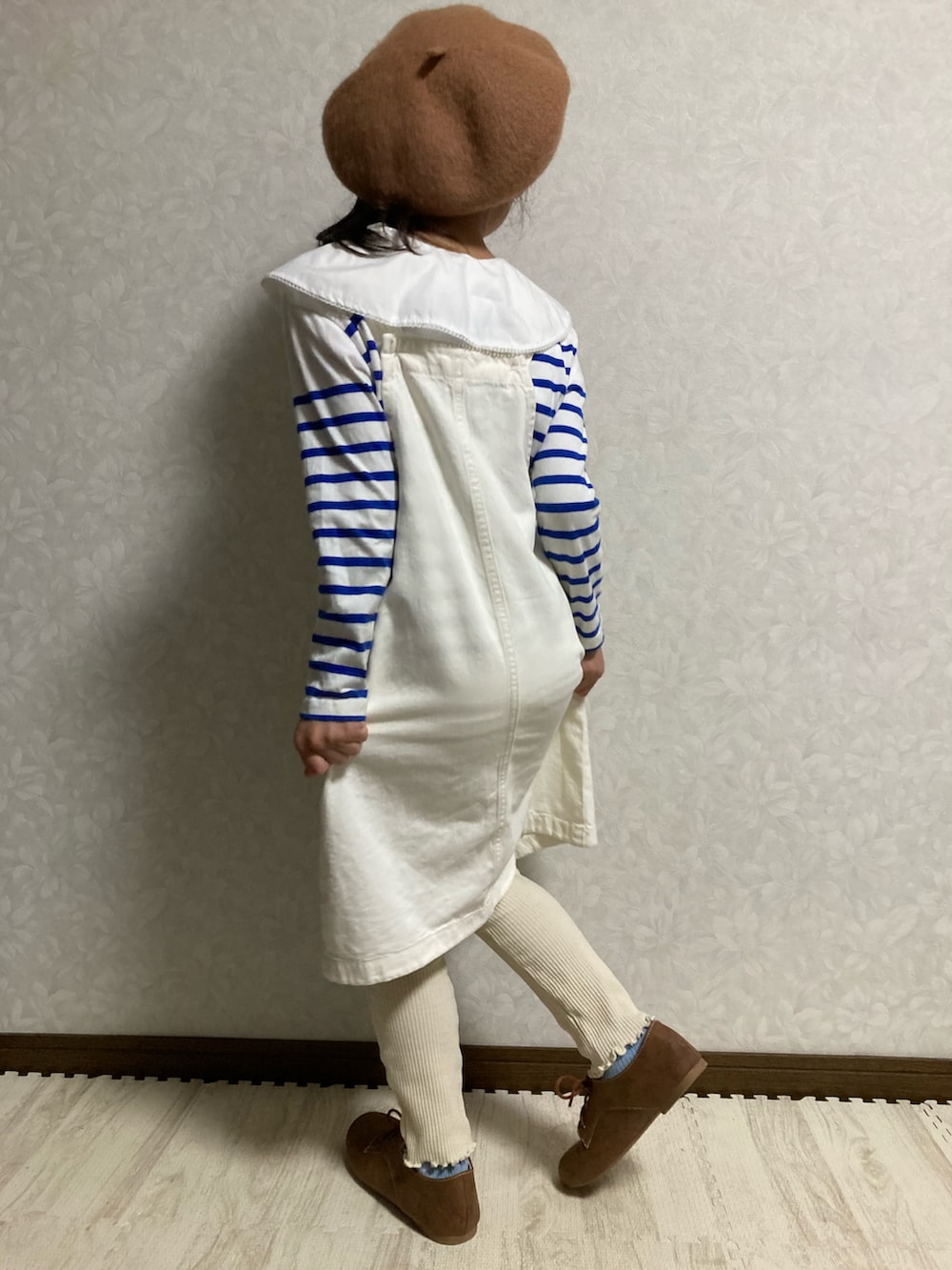 ブルー系のデニムジャケット、ホワイト系のサロペット/オーバーオール、ブルー系のTシャツ/カットソーを着用したキッズの春コーディネートの5枚目の写真