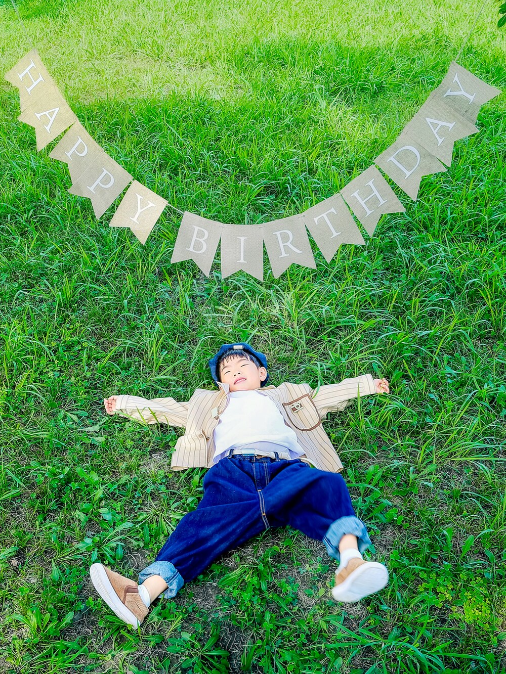 ブラウン系のスリッポン、ホワイト系のTシャツ/カットソー、ベージュ系のシャツ/ブラウスを着用したキッズの秋コーディネートの5枚目の写真