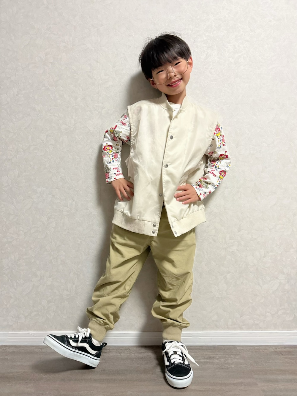ベージュ系のTシャツ/カットソー、ベージュ系のベスト、ベージュ系のその他パンツを着用したキッズの春コーディネートの3枚目の写真