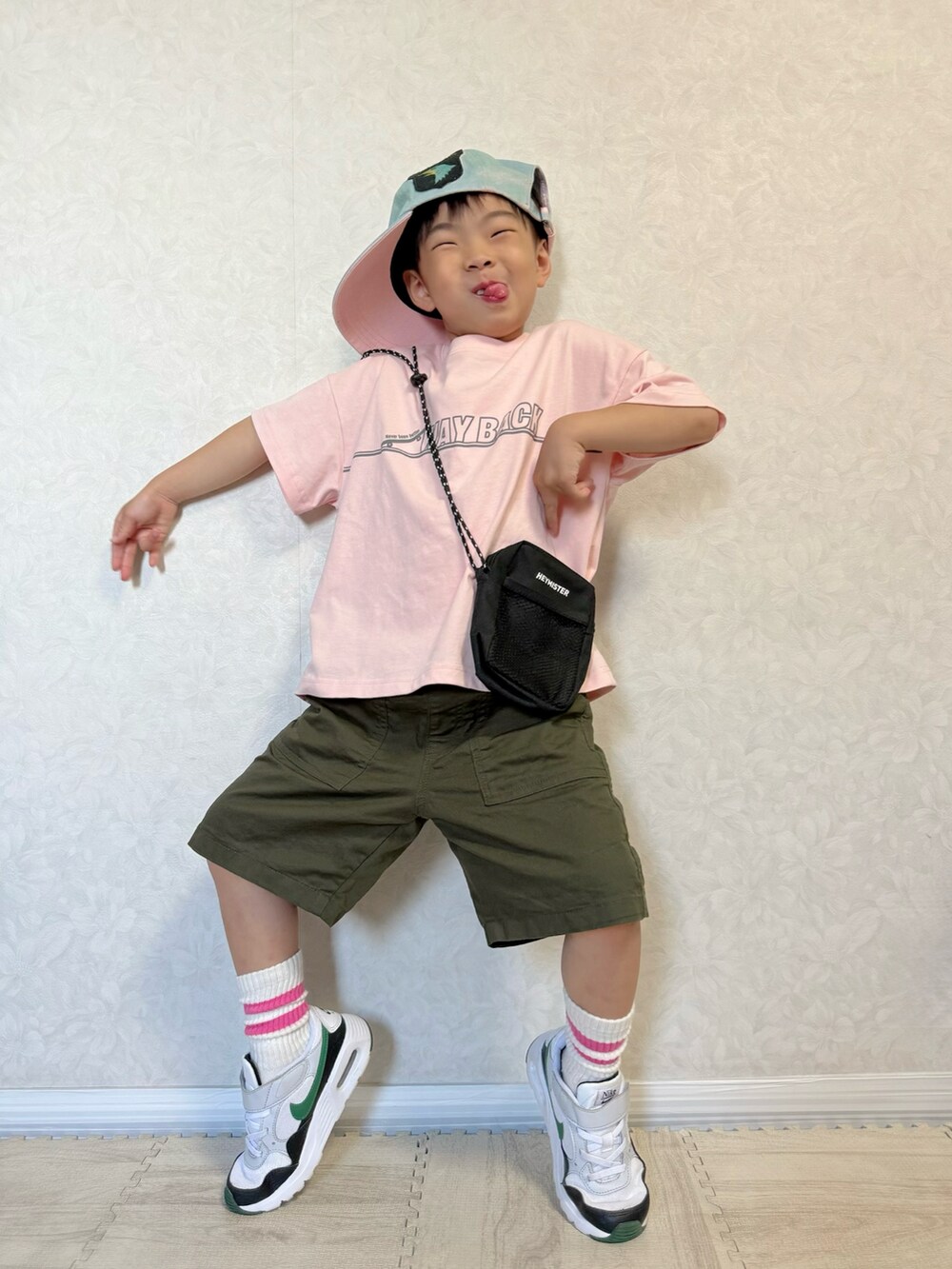 ホワイト系のスニーカー、ホワイト系のスニーカー、ピンク系のTシャツ/カットソーを着用したキッズの夏コーディネートの5枚目の写真