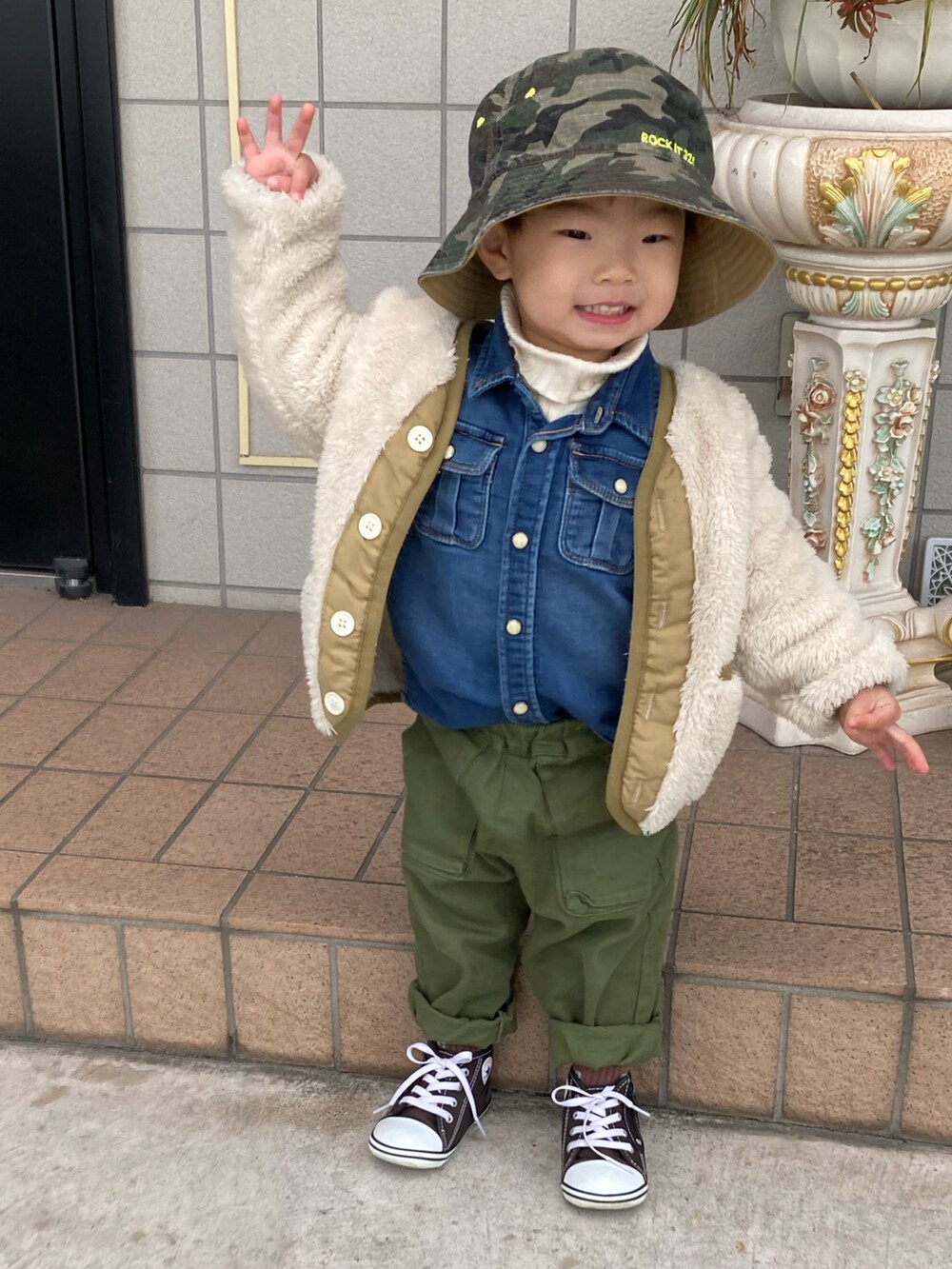 ホワイト系のニット/セーター、ブルー系のシャツ/ブラウス、グリーン系のスカートを着用したキッズの冬コーディネートの5枚目の写真