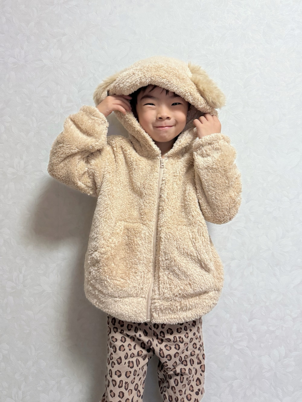 ホワイト系のTシャツ/カットソー、ブラウン系のその他パンツ、ベージュ系のパーカーを着用したキッズの秋コーディネートの5枚目の写真