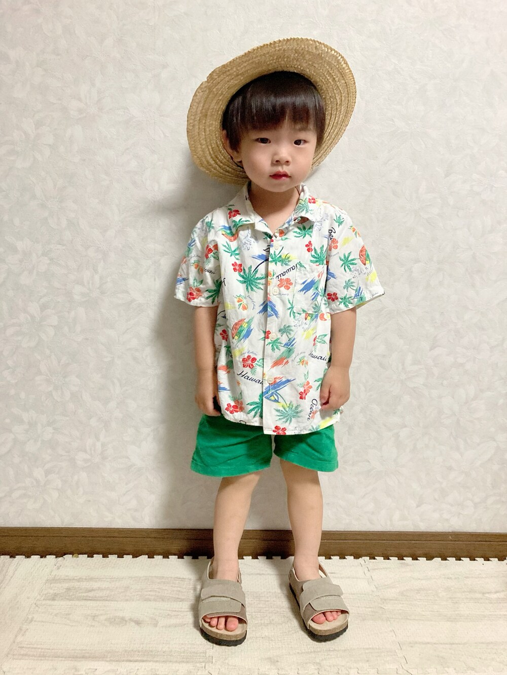 ホワイト系のシャツ/ブラウス、グリーン系のその他パンツ、ベージュ系のサンダルを着用したキッズの夏コーディネートの4枚目の写真