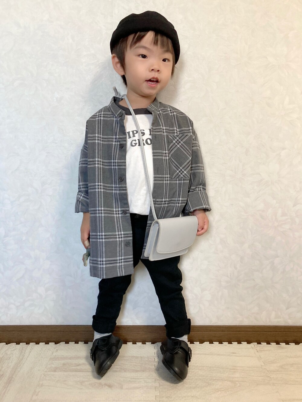 ホワイト系のTシャツ/カットソー、グレー系のシャツ/ブラウス、ブラック系のその他パンツを着用したキッズの秋コーディネートの3枚目の写真