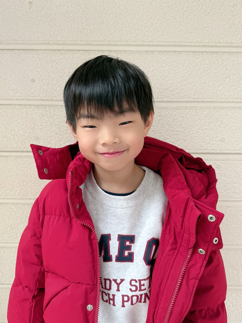 ブルー系のスニーカー、グレー系のスウェット、ブルー系のその他トップスを着用したキッズの冬コーディネートの2枚目の写真