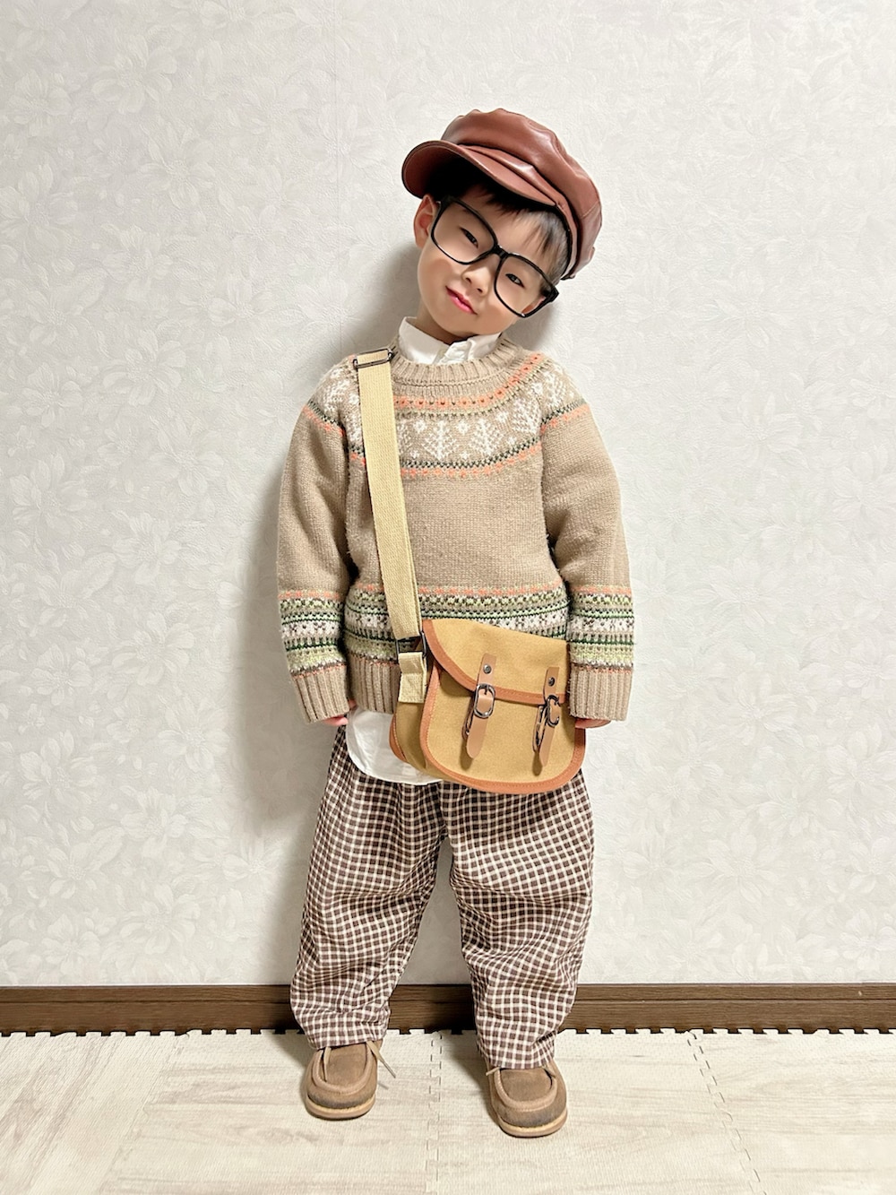 ホワイト系のシャツ/ブラウス、ベージュ系のニット/セーター、ブラウン系のショルダーバッグを着用したキッズの秋コーディネートの2枚目の写真