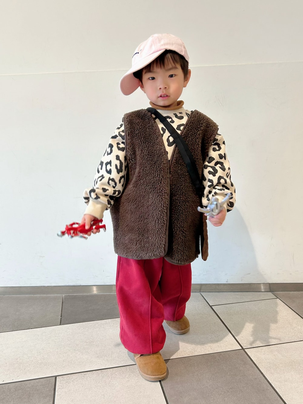 ベージュ系のスウェット、イエロー系のニット/セーター、グリーン系のスウェットを着用したキッズの冬コーディネートの2枚目の写真