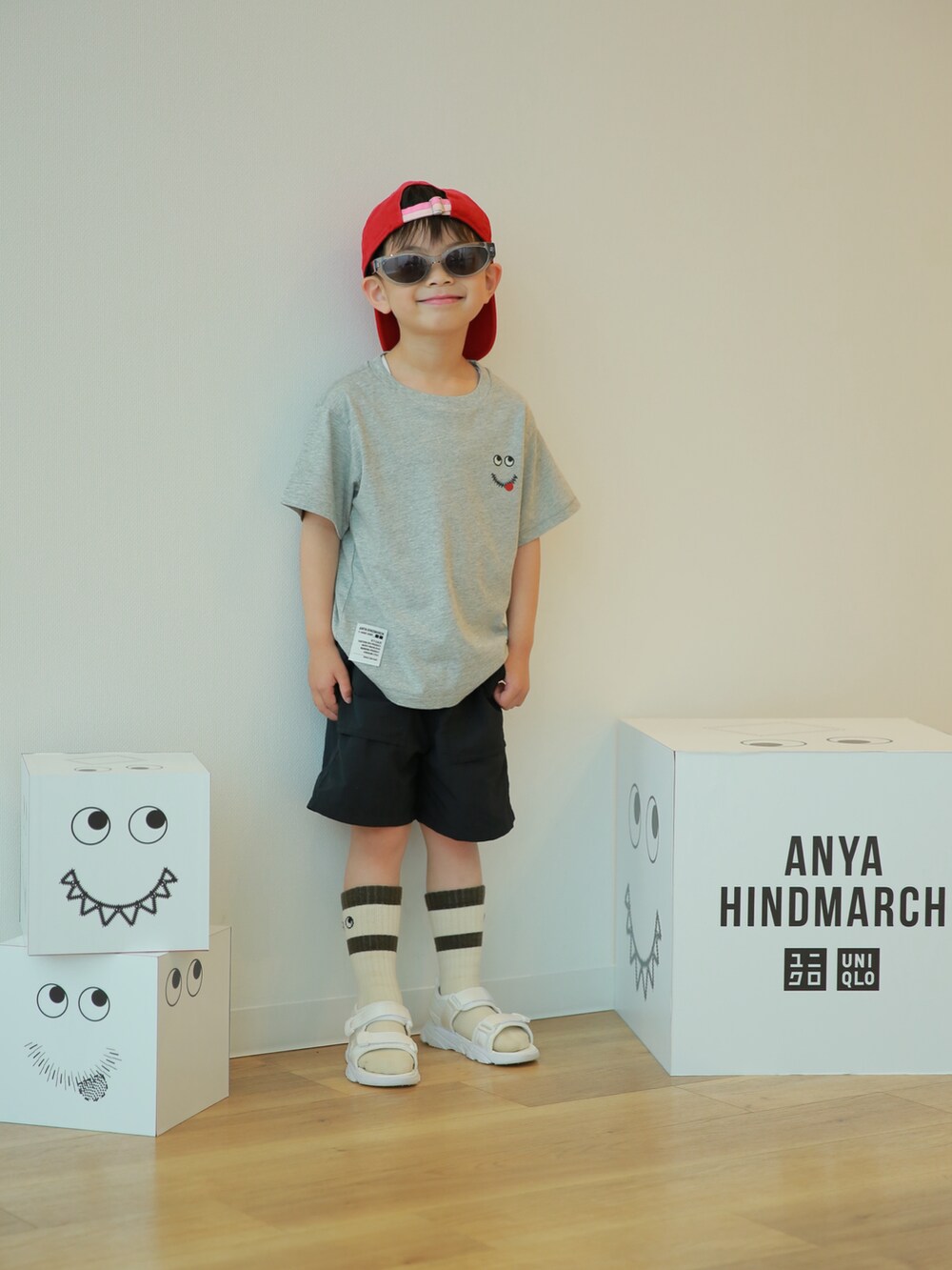 グレー系のTシャツ/カットソー、ブラック系のパンツ、ホワイト系のサンダルを着用したキッズの春コーディネートの2枚目の写真