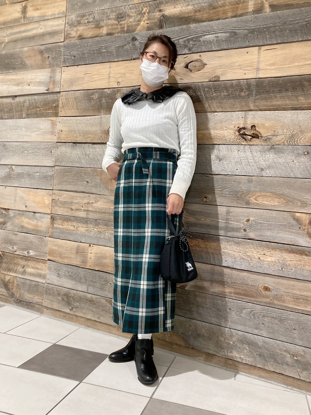 ブラウン系のシャツワンピース、ベージュ系のベスト、グリーン系のスカートを着用したキッズの秋コーディネートの5枚目の写真