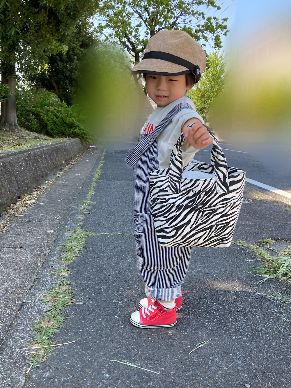 ホワイト系のTシャツ/カットソー、レッド系のスニーカー、その他のサロペット/オーバーオールを着用したキッズの春コーディネートの5枚目の写真