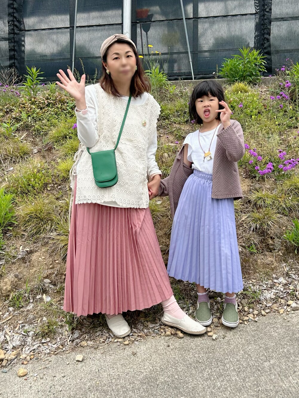 ホワイト系のTシャツ/カットソー、ホワイト系のベスト、グリーン系のショルダーバッグを着用したキッズの春コーディネートの3枚目の写真