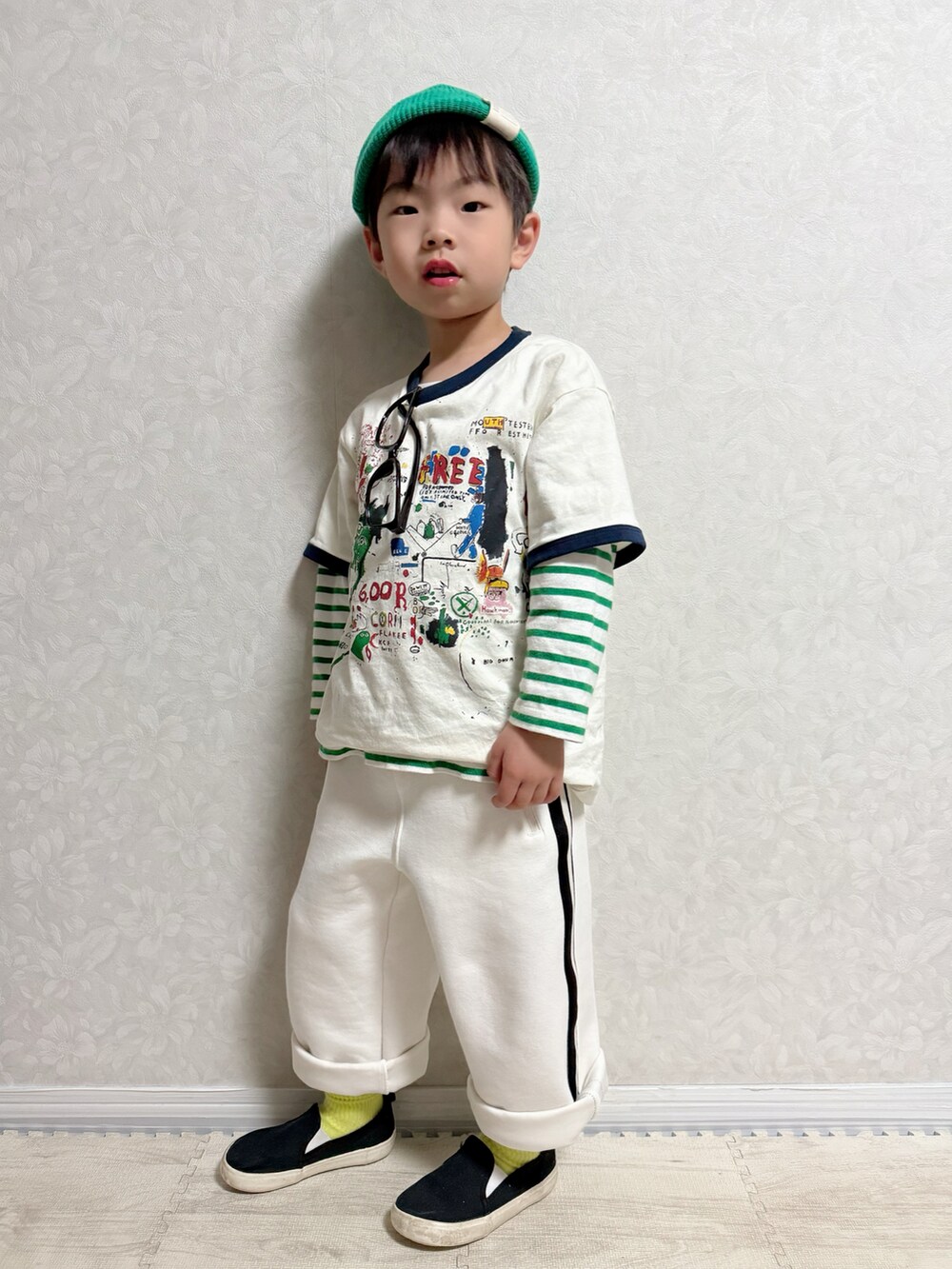 グリーン系のTシャツ/カットソー、ブルー系のデニムジャケット、ホワイト系のスウェットパンツを着用したキッズの春コーディネートの4枚目の写真