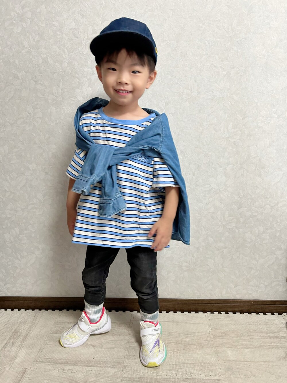 ブルー系のTシャツ/カットソー、ブルー系のシャツ/ブラウス、ブラック系のデニムパンツを着用したキッズの秋コーディネートの2枚目の写真