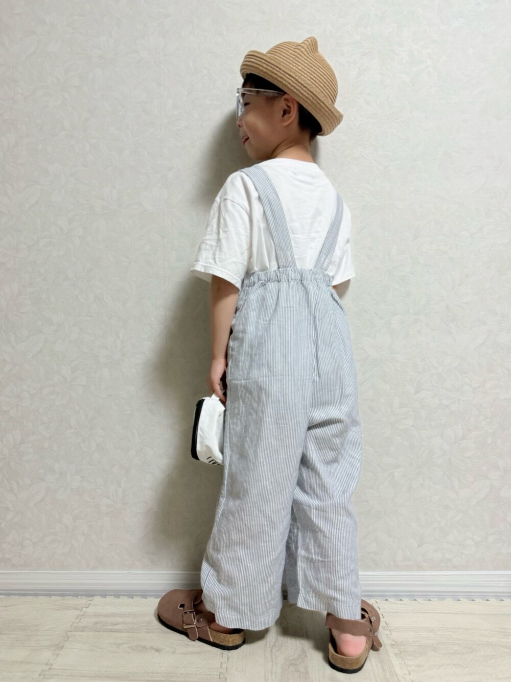 ホワイト系のTシャツ/カットソー、ブルー系のサロペット/オーバーオール、ベージュ系のトートバッグを着用したキッズの夏コーディネートの4枚目の写真