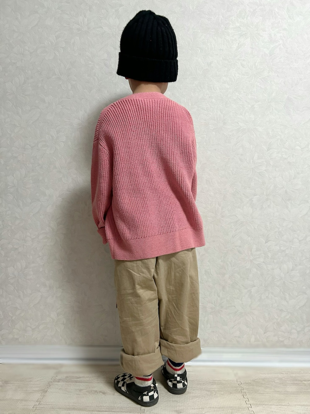 ホワイト系のTシャツ/カットソー、ピンク系のカーディガン/ボレロ、ベージュ系のチノパンツを着用したキッズの冬コーディネートの3枚目の写真