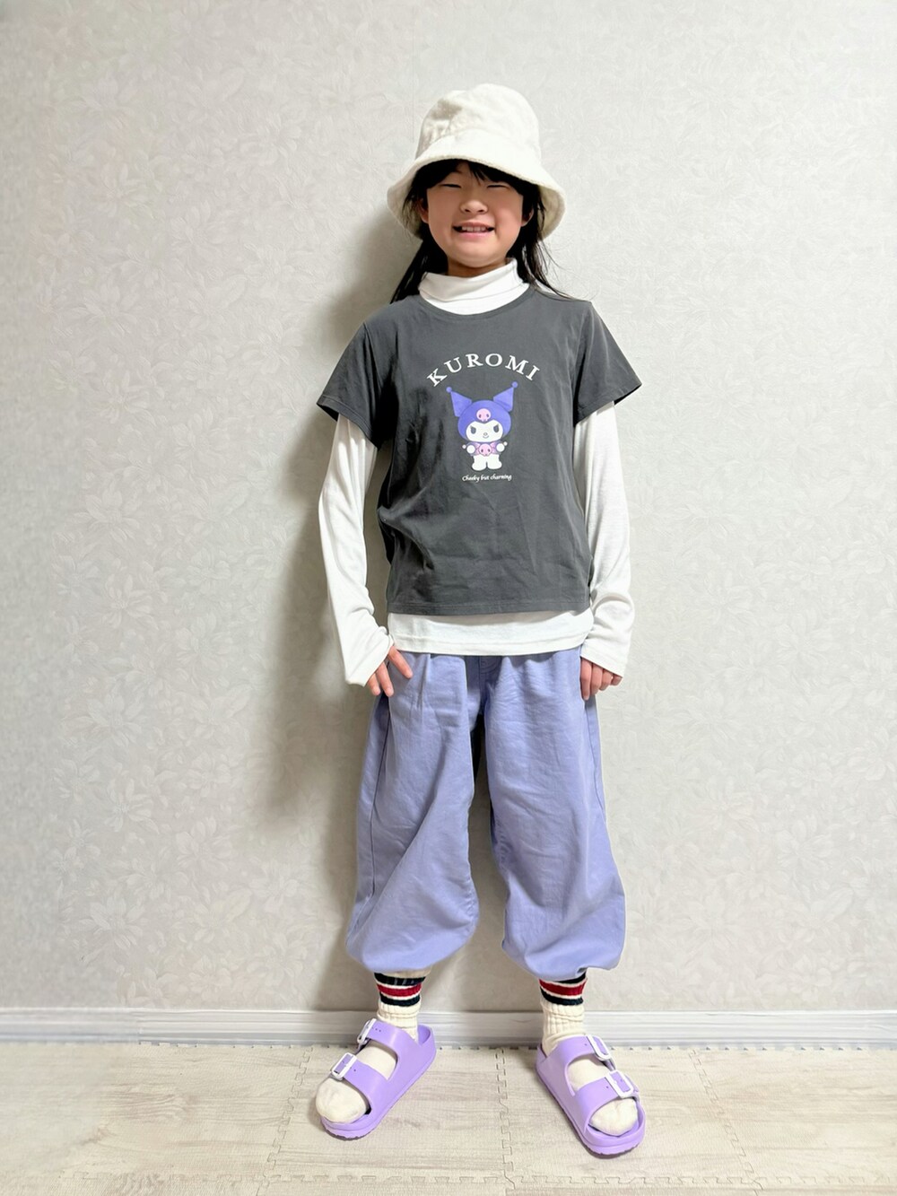 ホワイト系のTシャツ/カットソー、グレー系のTシャツ/カットソー、パープル系のチノパンツを着用したキッズの春コーディネートの3枚目の写真