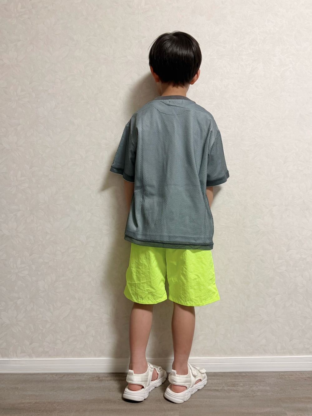 グレー系のTシャツ/カットソー、イエロー系のその他パンツ、オレンジ系のショルダーバッグを着用したキッズの夏コーディネートの4枚目の写真