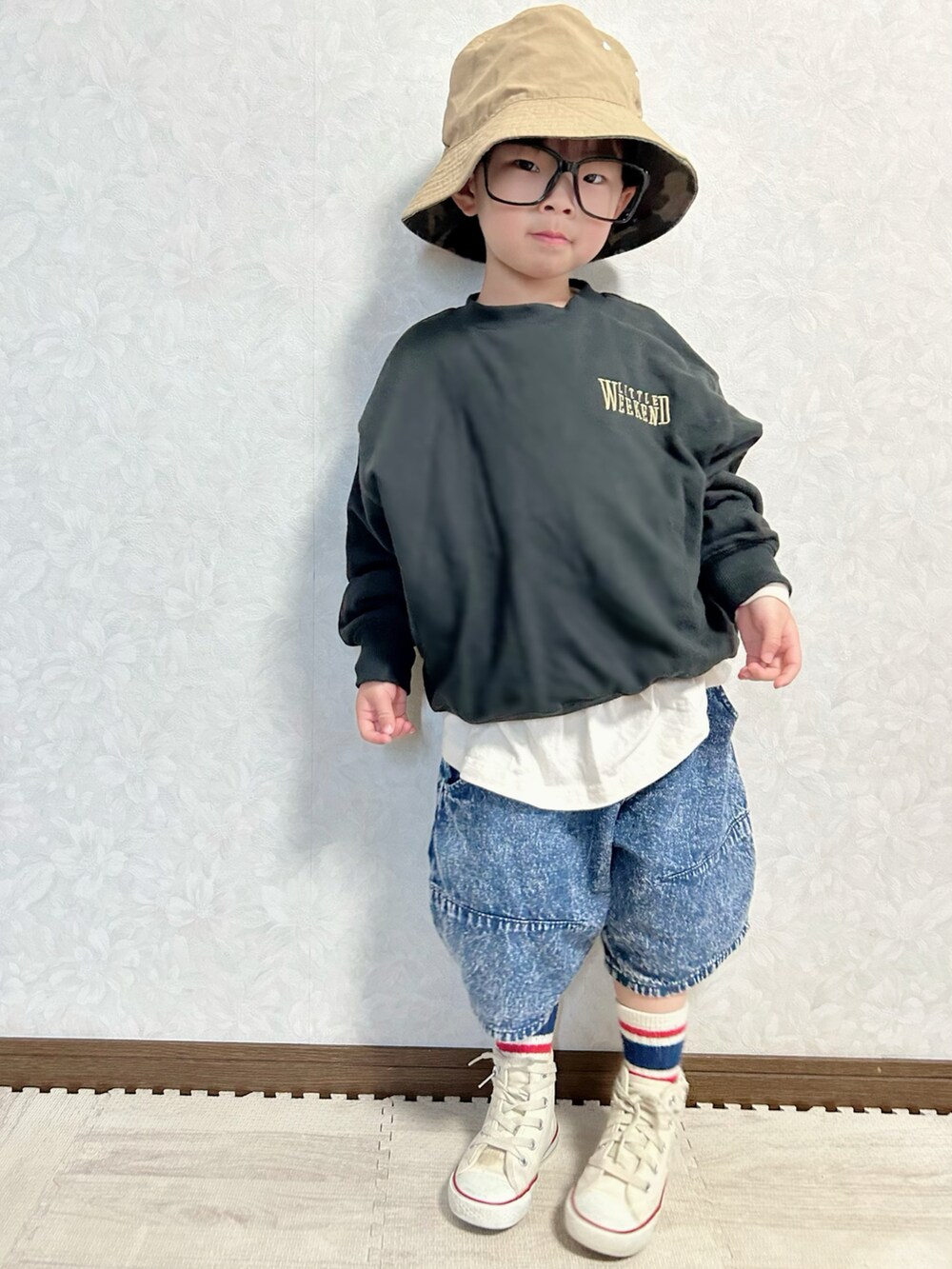 グレー系のスウェット、ホワイト系のTシャツ/カットソー、ブルー系のデニムパンツを着用したキッズの春コーディネートの2枚目の写真