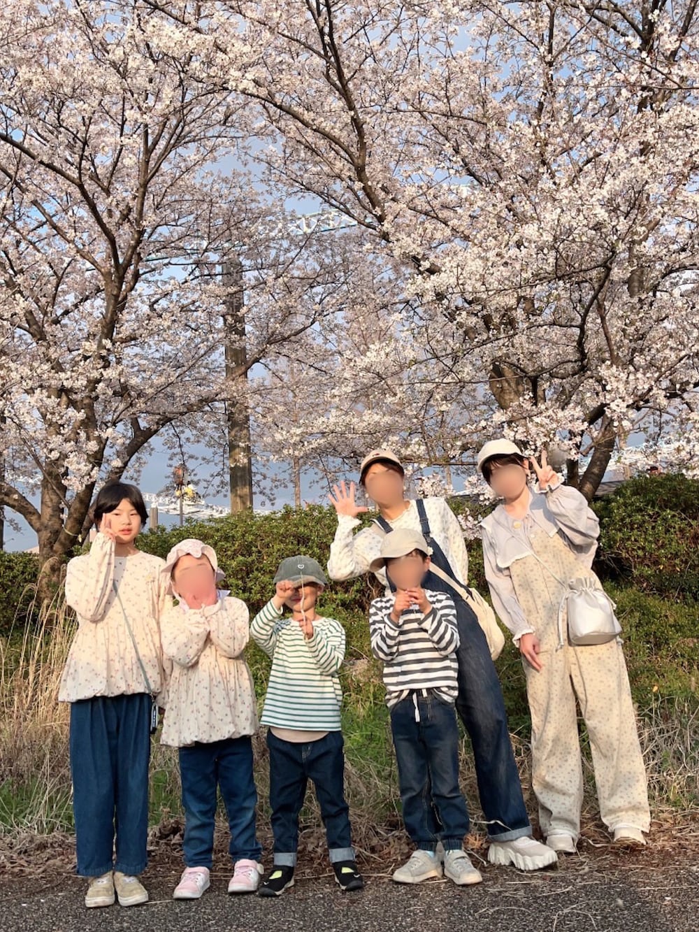 「春めき満開コーデ、春コーデ、お花見コーデ、花柄、サロペット、デニム、キャップ、スニーカー、韓国子供服、リンクコーデ、花柄トップス、お出かけコーデ、休日スタイル、親子コーデ、ボーダー」｜「SILSILの韓国子供服セレクトショップSILSILさんで購入。KIDDLY/♡刺繍キャップ🧢 khaki  52cm〜大人サイズ💡（キャップ、グリーン系）」を使った、lenlen23さん（キッズ・100cm）の春コーディネートの2枚目の写真