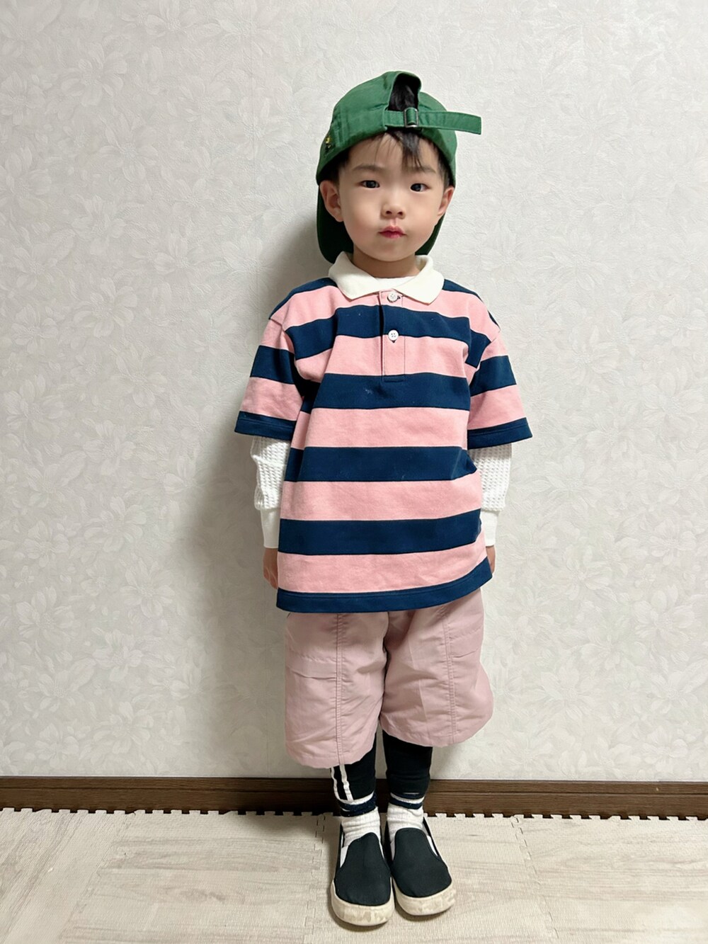 ピンク系のポロシャツ、ピンク系のパンツ、ブラック系のスリッポンを着用したキッズの春コーディネートの4枚目の写真
