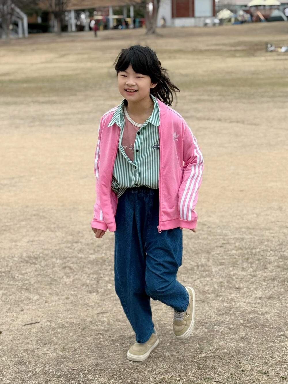 ホワイト系のTシャツ/カットソー、ピンク系のシャツ/ブラウス、ブルー系のデニムパンツを着用したキッズの春コーディネートの4枚目の写真