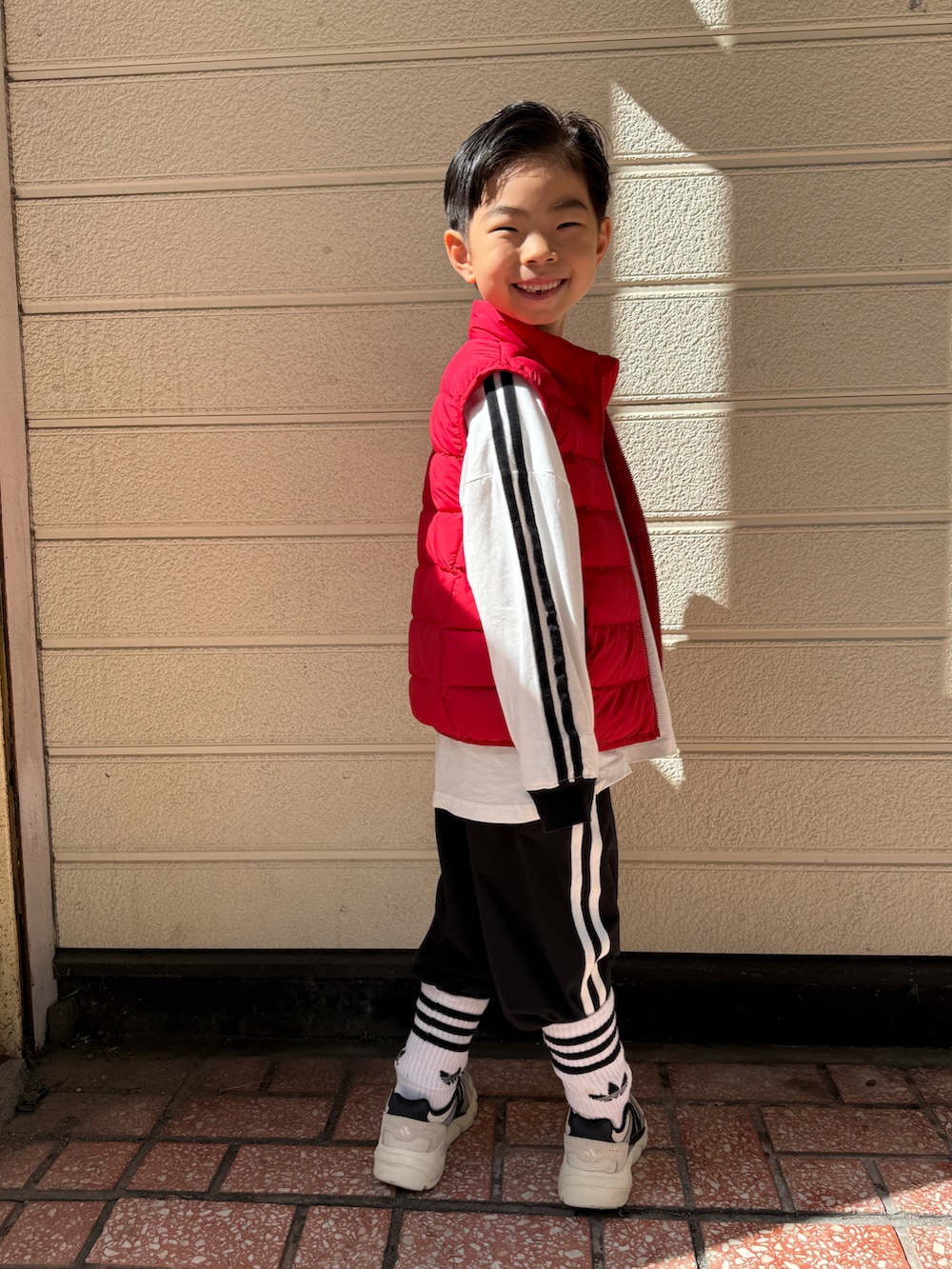 ホワイト系のTシャツ/カットソー、ブラック系のその他パンツ、ホワイト系のスニーカーを着用したキッズの春コーディネートの5枚目の写真