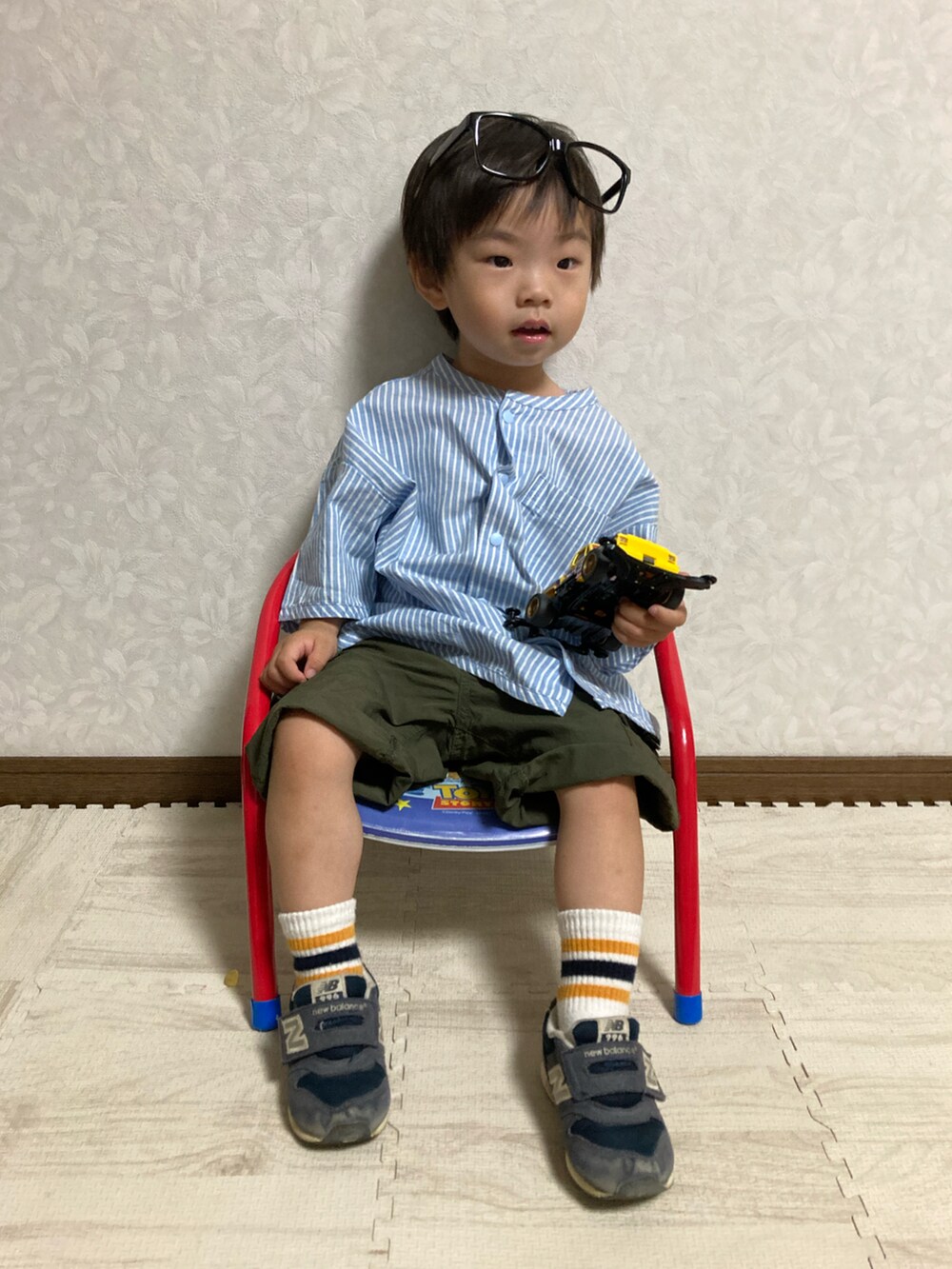 その他のシャツ/ブラウス、グリーン系のカーゴパンツ、ブルー系のスニーカーを着用したキッズの夏コーディネートの5枚目の写真