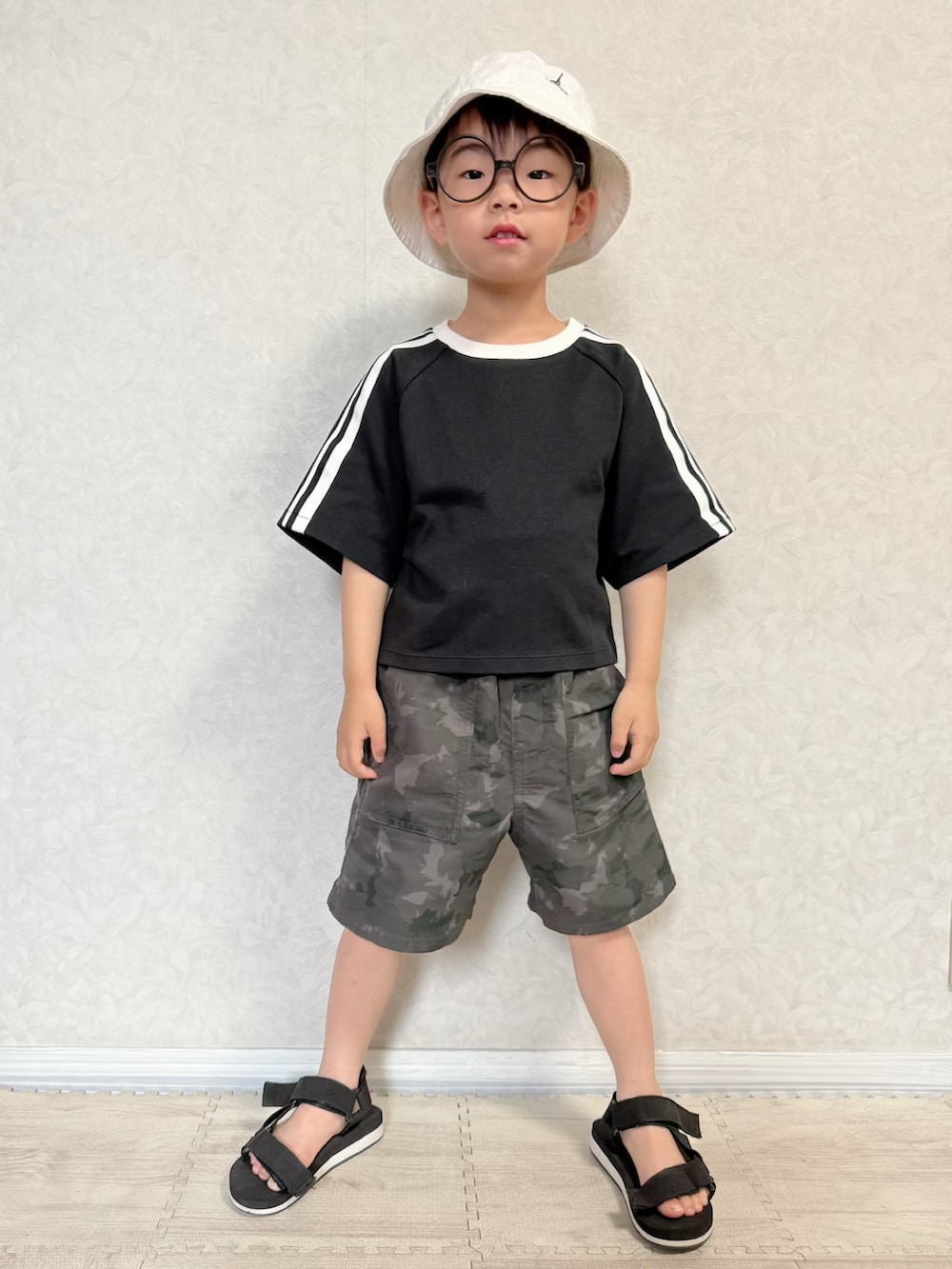 「夏コーデ、春夏コーデ、スポーツミックス、シンプルコーデ、カジュアルコーデ、めがね、Tシャツ、バケットハット、ショルダーバッグ、ハーフパンツ、サンダル、休日スタイル、お出かけコーデ、プチプラ、UNIQLO」｜「NAUTICAの【NAUTICA/ノーティカ】ワンポイント刺繍バケットハット（ハット、ホワイト系）」を使った、lenlen23さん（キッズ・100cm）の春コーディネートの3枚目の写真