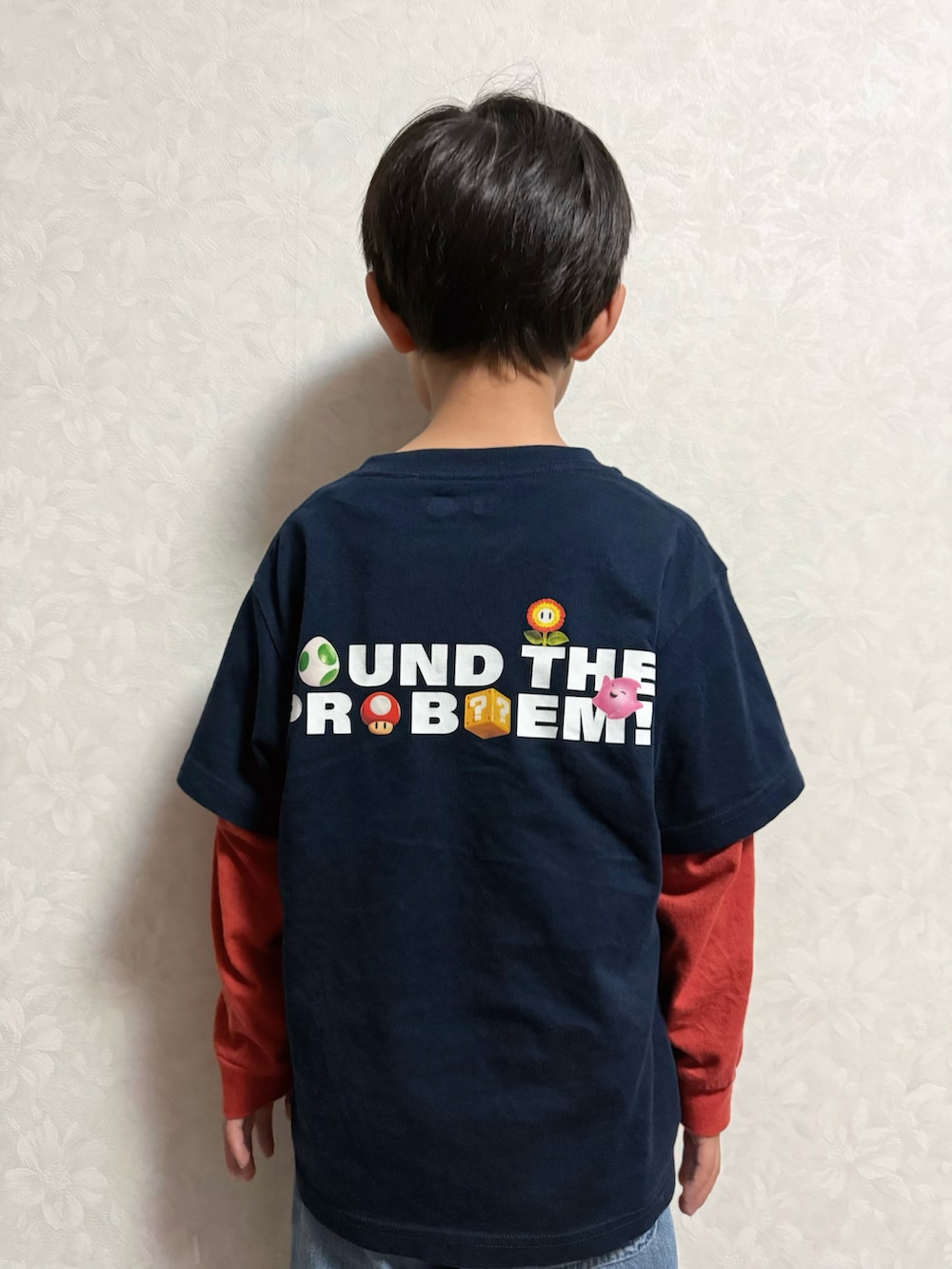 レッド系のTシャツ/カットソー、ホワイト系のショルダーバッグ、ブルー系のTシャツ/カットソーを着用したキッズの春コーディネートの4枚目の写真