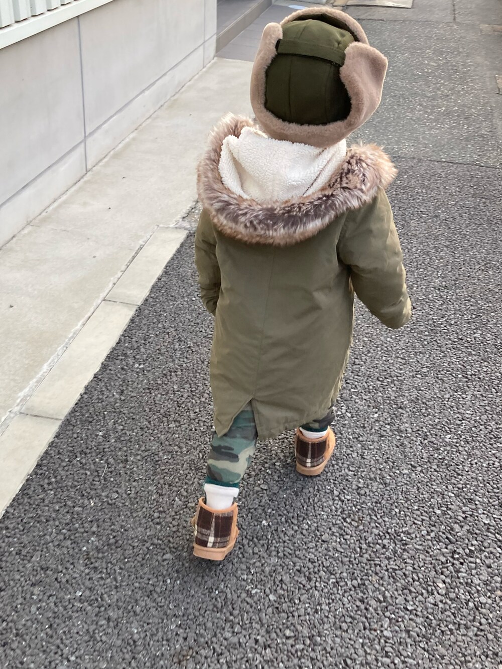 イエロー系のニット/セーター、ブラック系のTシャツ/カットソー、グリーン系のモッズコートを着用したキッズの冬コーディネートの5枚目の写真