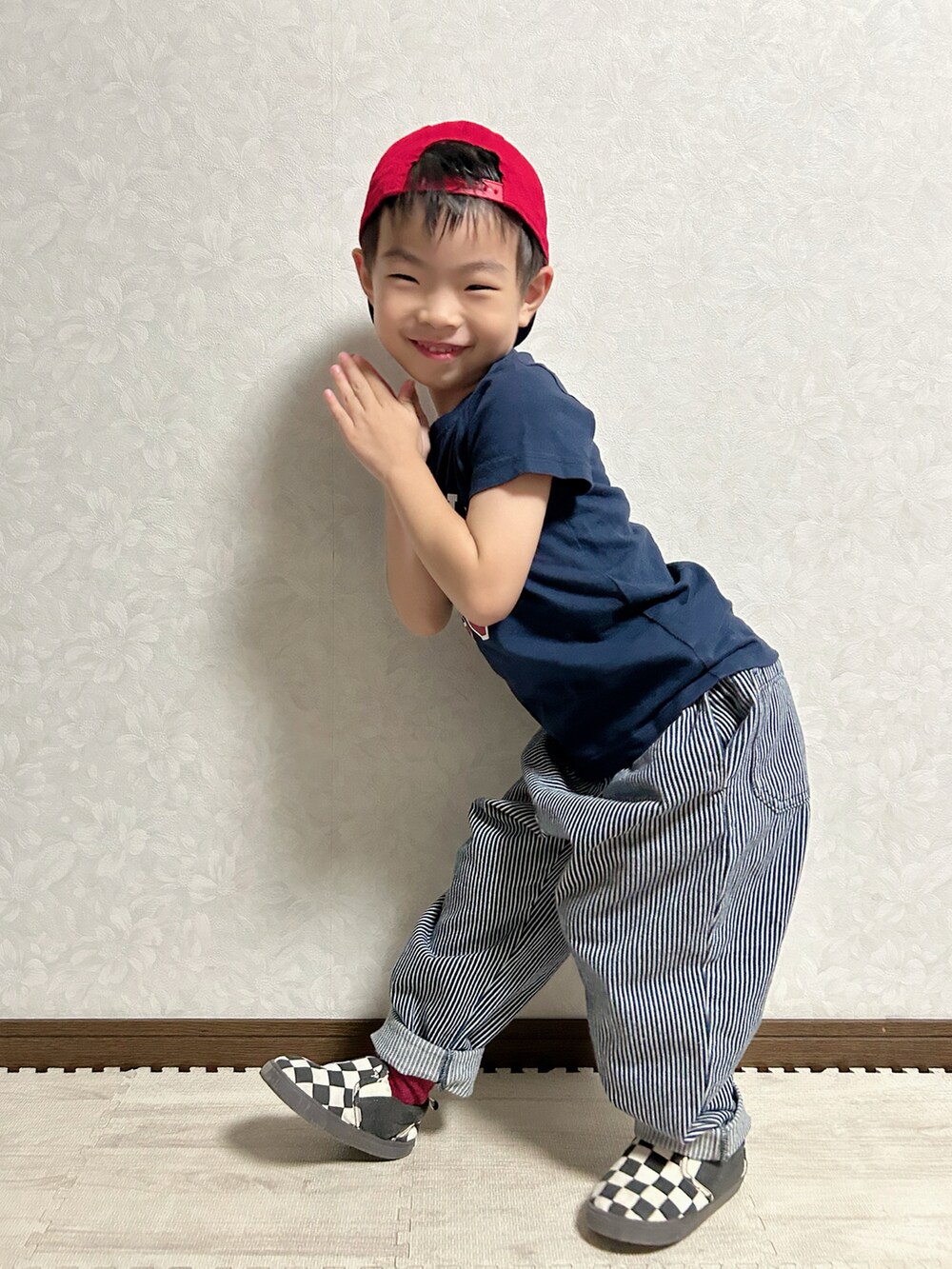 ブルー系のTシャツ/カットソー、ホワイト系のデニムジャケット、ブルー系のデニムパンツを着用したキッズの秋コーディネートの4枚目の写真