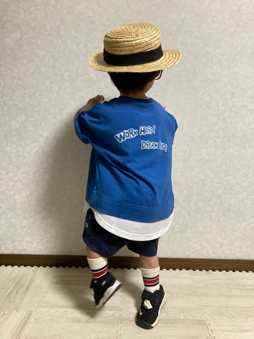 ブルー系のTシャツ/カットソー、ブルー系のその他パンツ、ブラック系のスニーカーを着用したキッズの夏コーディネートの5枚目の写真