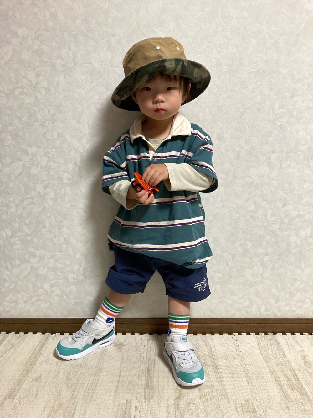 ベージュ系のTシャツ/カットソー、グリーン系のポロシャツ、ブルー系のその他パンツを着用したキッズの春コーディネートの3枚目の写真