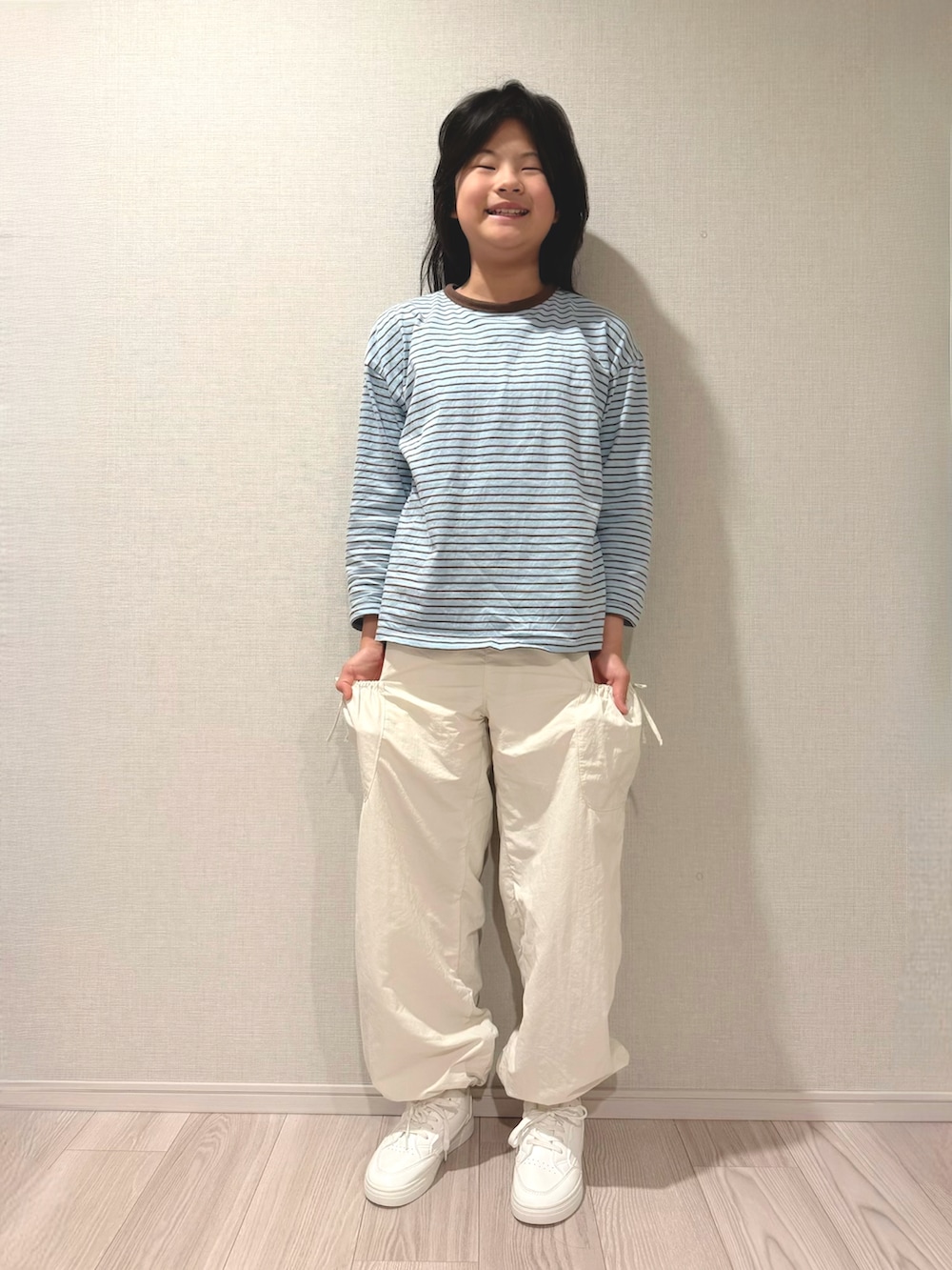 ブルー系のTシャツ/カットソー、グレー系のパーカー、ブルー系のデニムジャケットを着用したキッズの冬コーディネートの5枚目の写真