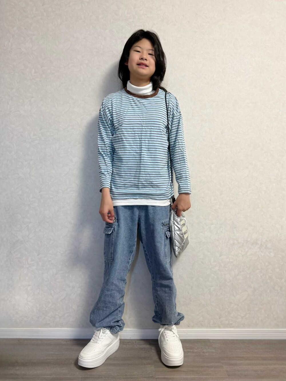 ブルー系のカーゴパンツ、シルバー系のショルダーバッグ、ブラウン系のノーカラージャケットを着用したキッズの春コーディネートの4枚目の写真
