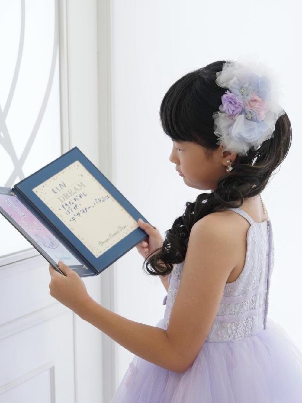 ホワイト系のTシャツ/カットソー、ブラック系のスカート、シルバー系のスリッポンを着用したキッズの秋コーディネートの5枚目の写真