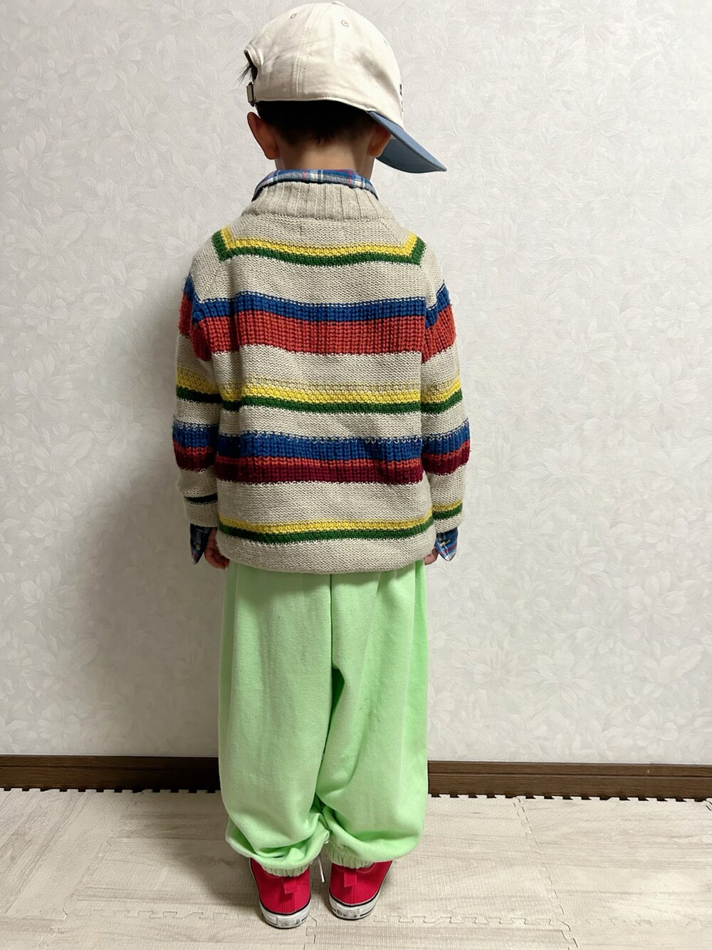 ベージュ系のニット/セーター、ブルー系のシャツ/ブラウス、グリーン系のスウェットパンツを着用したキッズの冬コーディネートの5枚目の写真