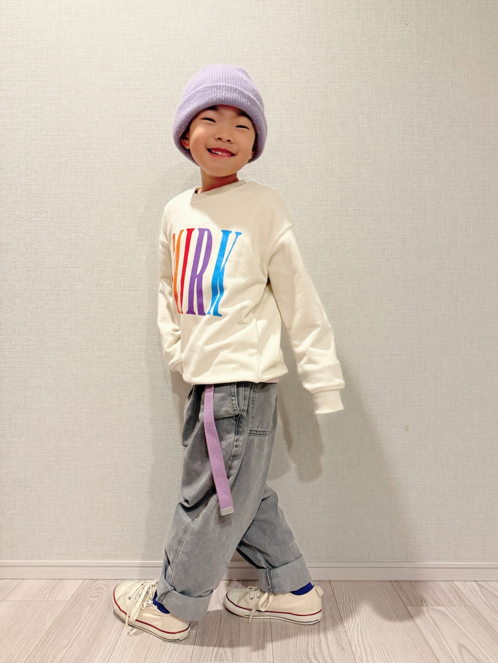 ホワイト系のスニーカー、ホワイト系のスウェット、ブルー系のスニーカーを着用したキッズの冬コーディネートの2枚目の写真