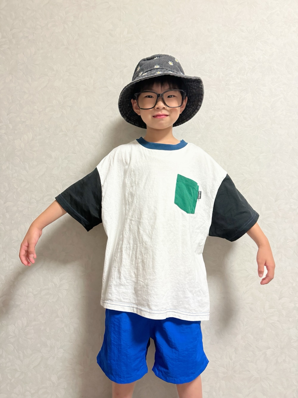 ホワイト系のTシャツ/カットソー、ブルー系のその他パンツ、ブラック系のスニーカーを着用したキッズの夏コーディネートの2枚目の写真