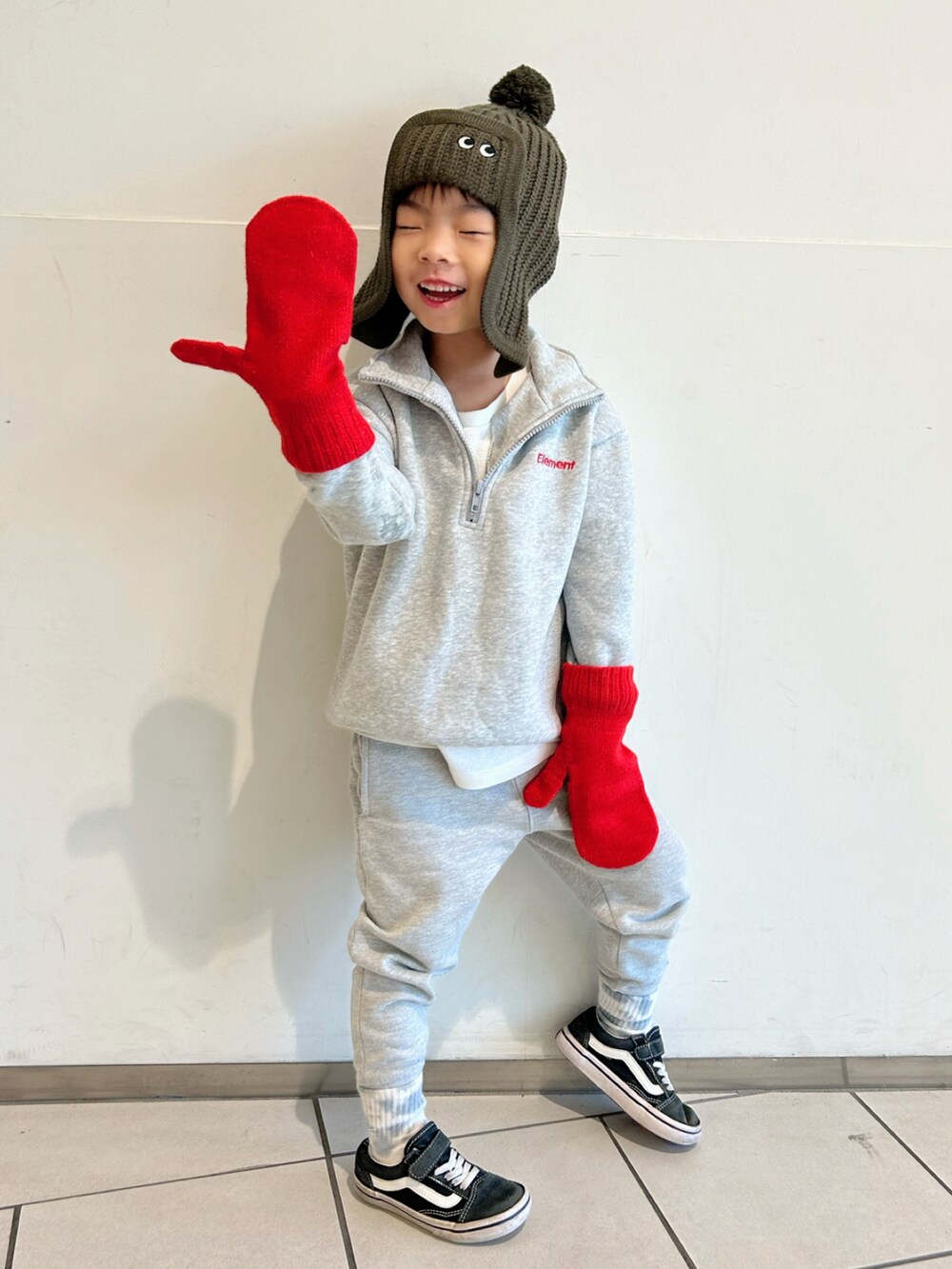 グレー系のスウェット、グレー系のスウェットパンツ、ブラック系のスニーカーを着用したキッズの秋コーディネートの3枚目の写真