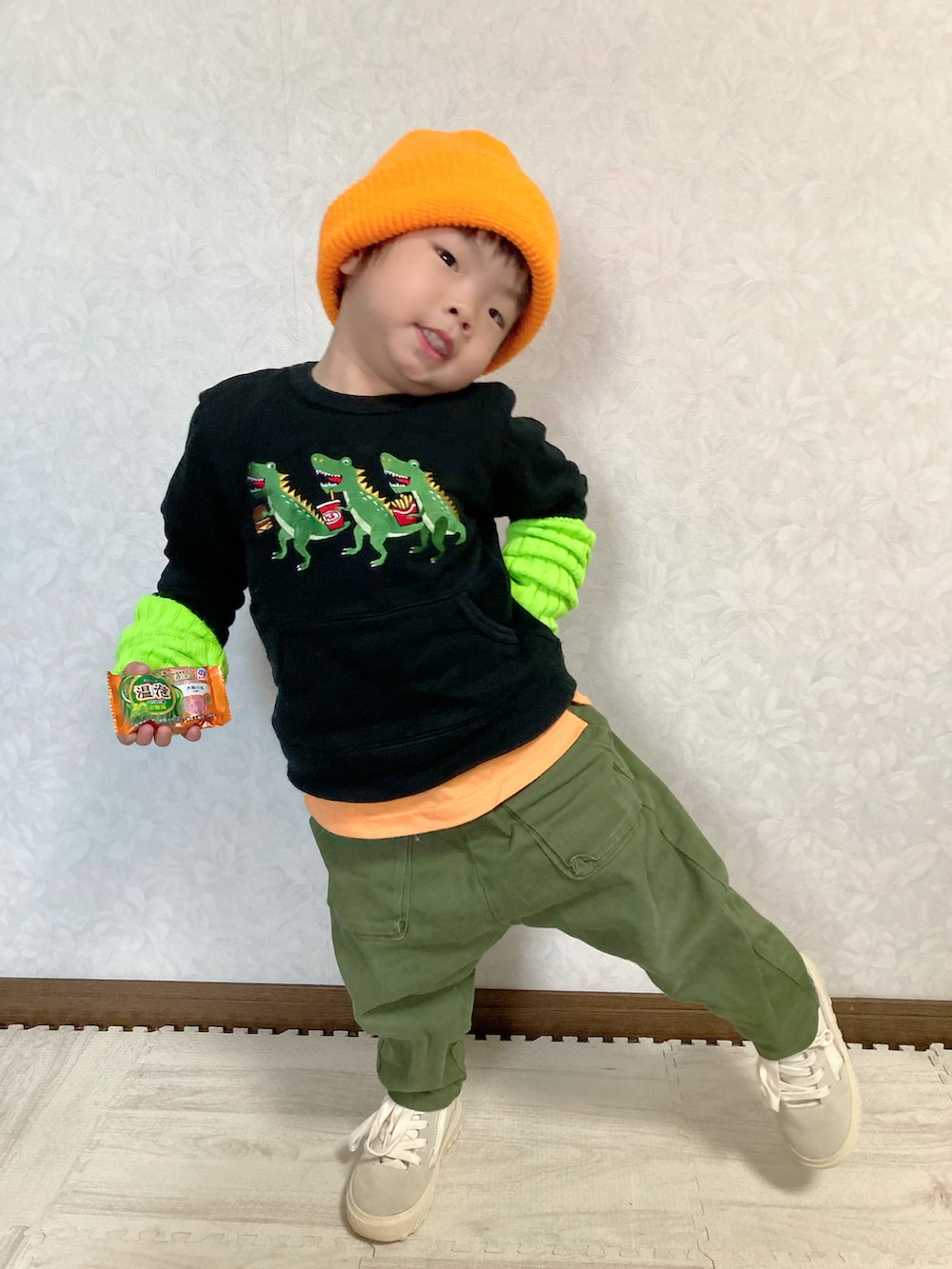 ブラック系のスウェット、オレンジ系のタンクトップ、グリーン系のパンツを着用したキッズの秋コーディネートの4枚目の写真
