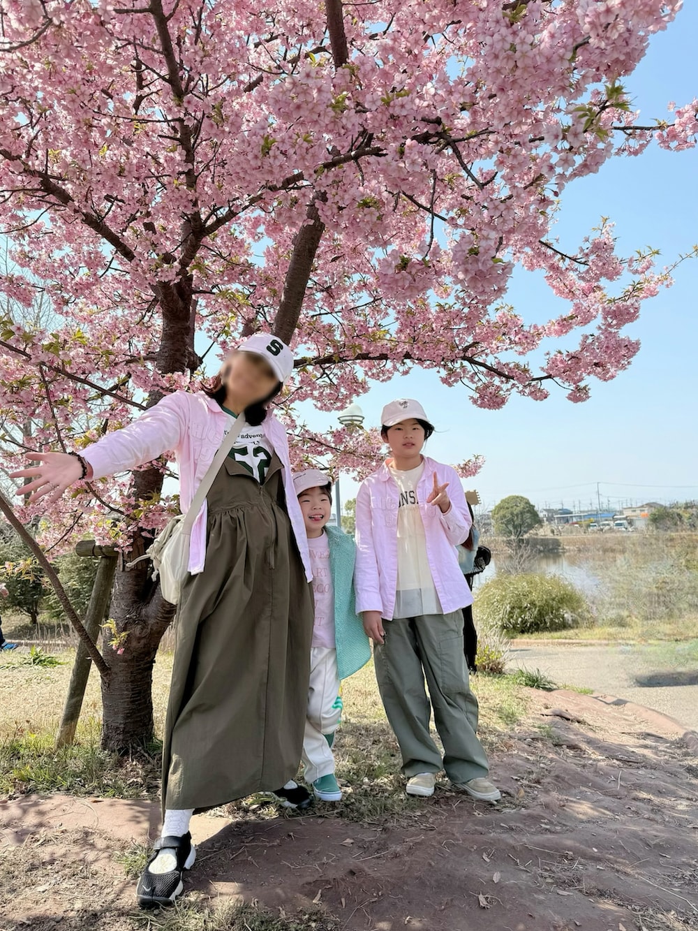 ホワイト系のTシャツ/カットソー、ピンク系のシャツ/ブラウス、グリーン系のカーゴパンツを着用したキッズの春コーディネートの3枚目の写真