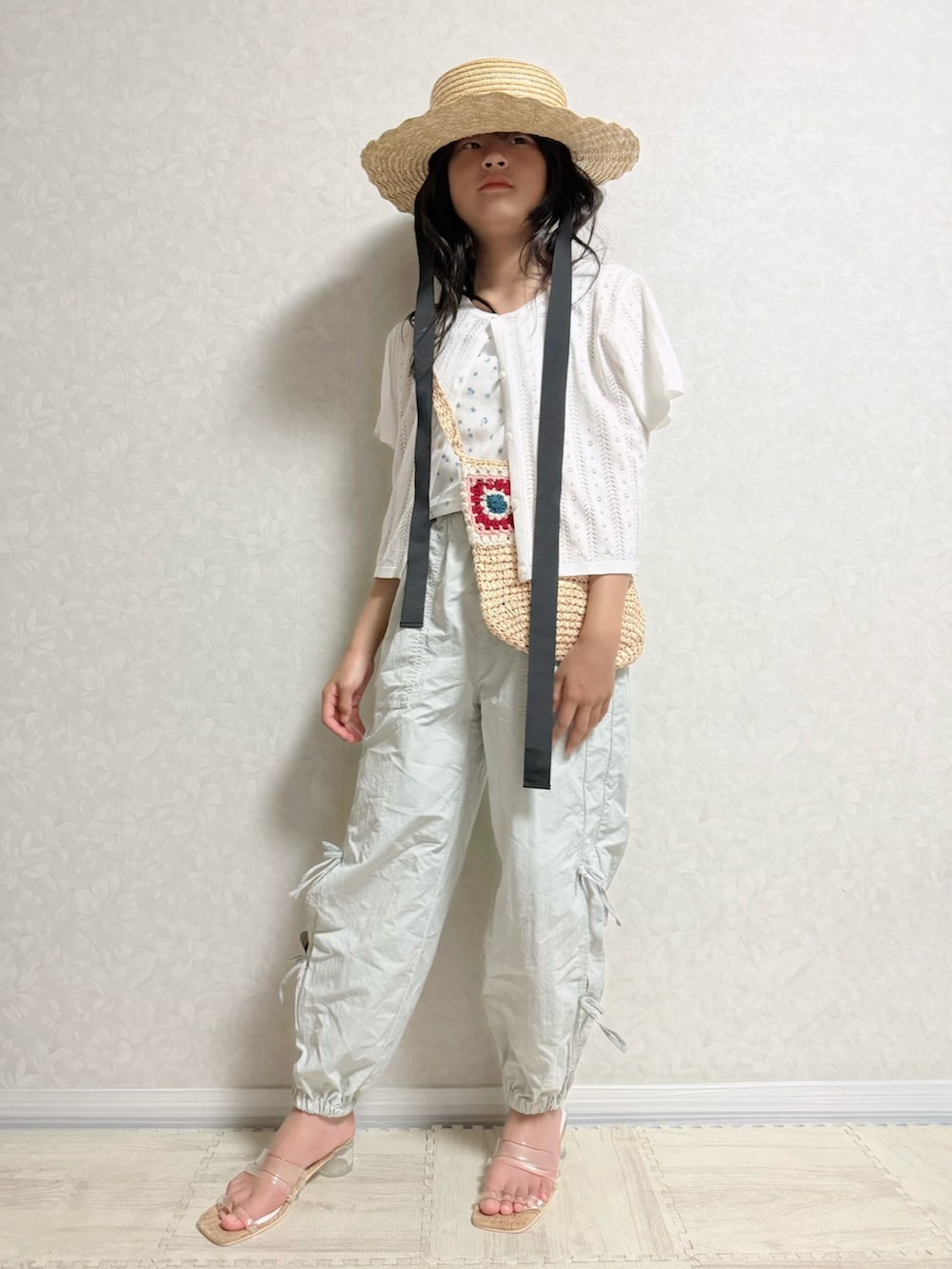 ホワイト系のサンダル、ホワイト系のキャミソール、ホワイト系のカーディガン/ボレロを着用したキッズの夏コーディネートの2枚目の写真